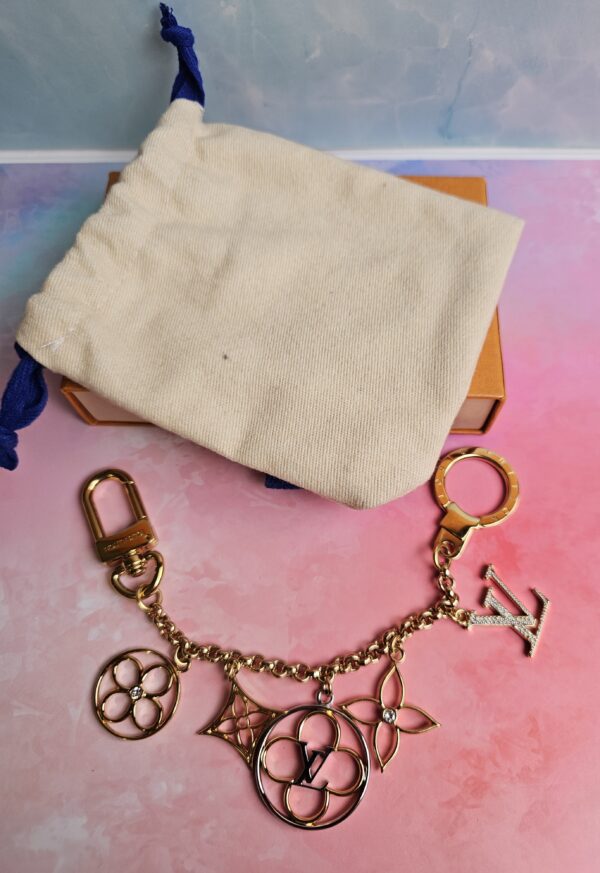 Sac Chene Flower Charm