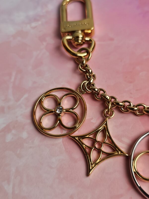 Sac Chene Flower Charm - Image 10