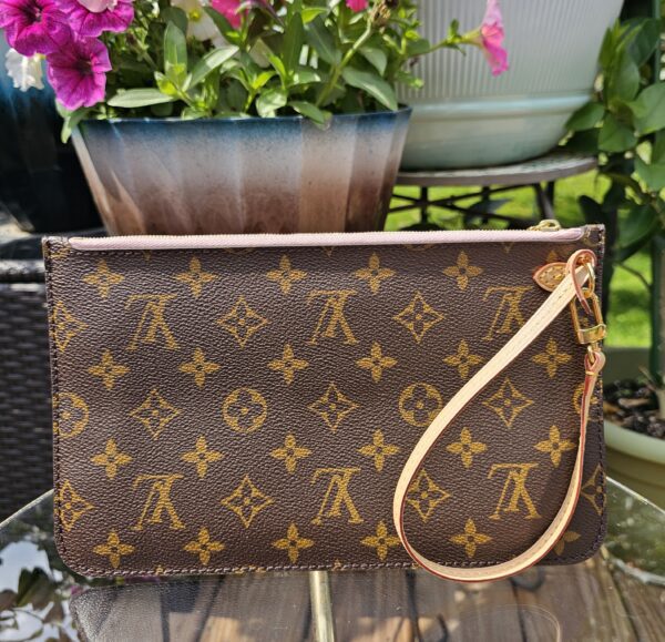 Neverfull Pouch MM Monogram Rose ballerine interior