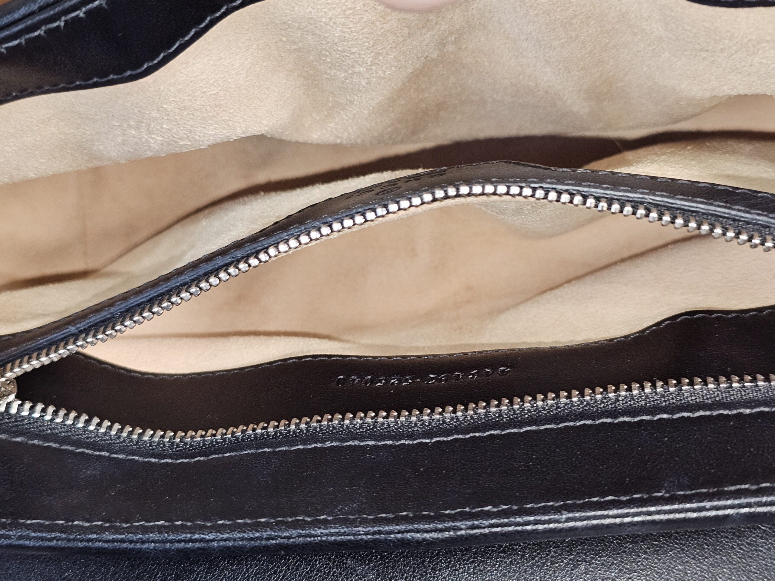 Aria Small Calfskin Black . - Image 18