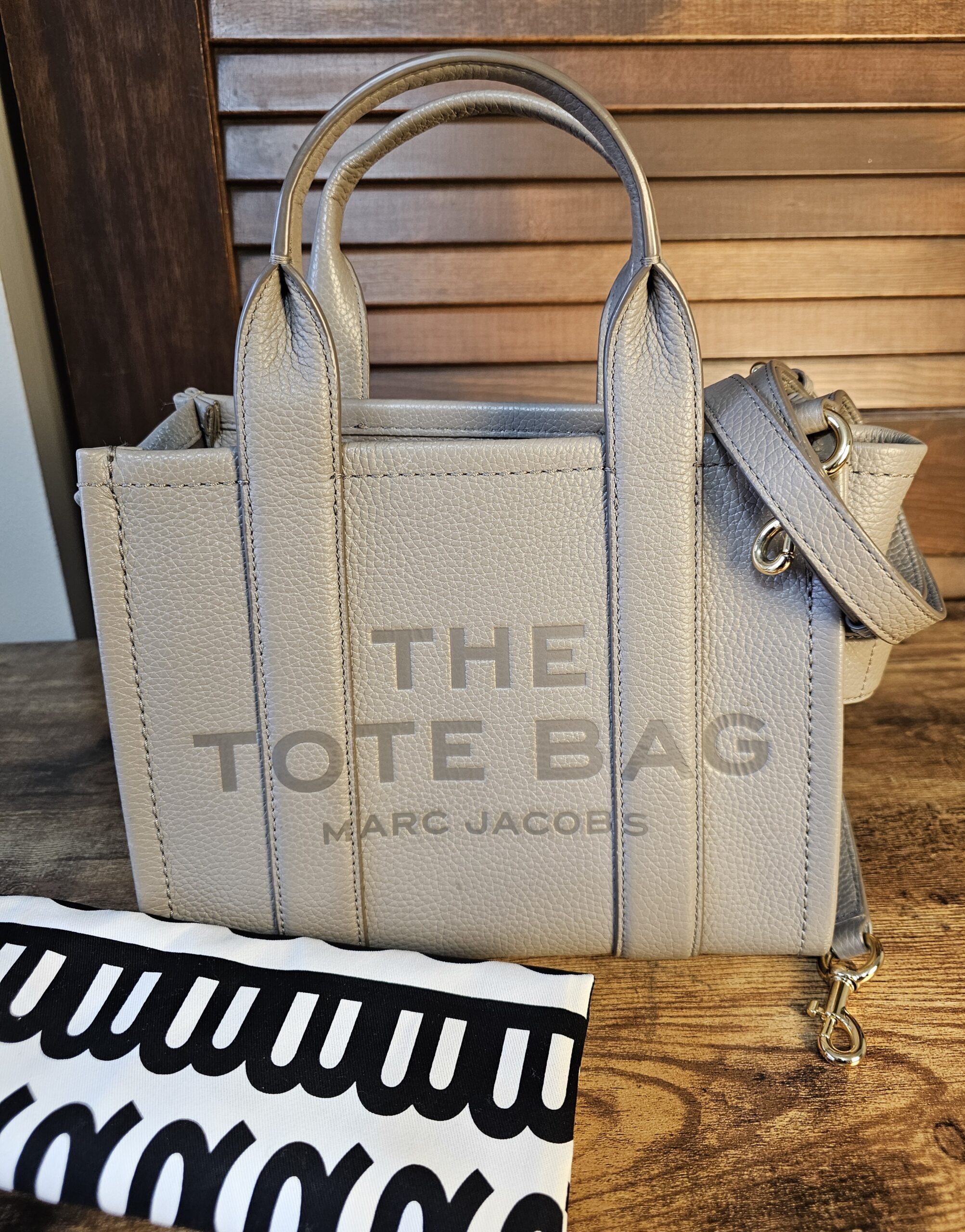 Small tote in Cement