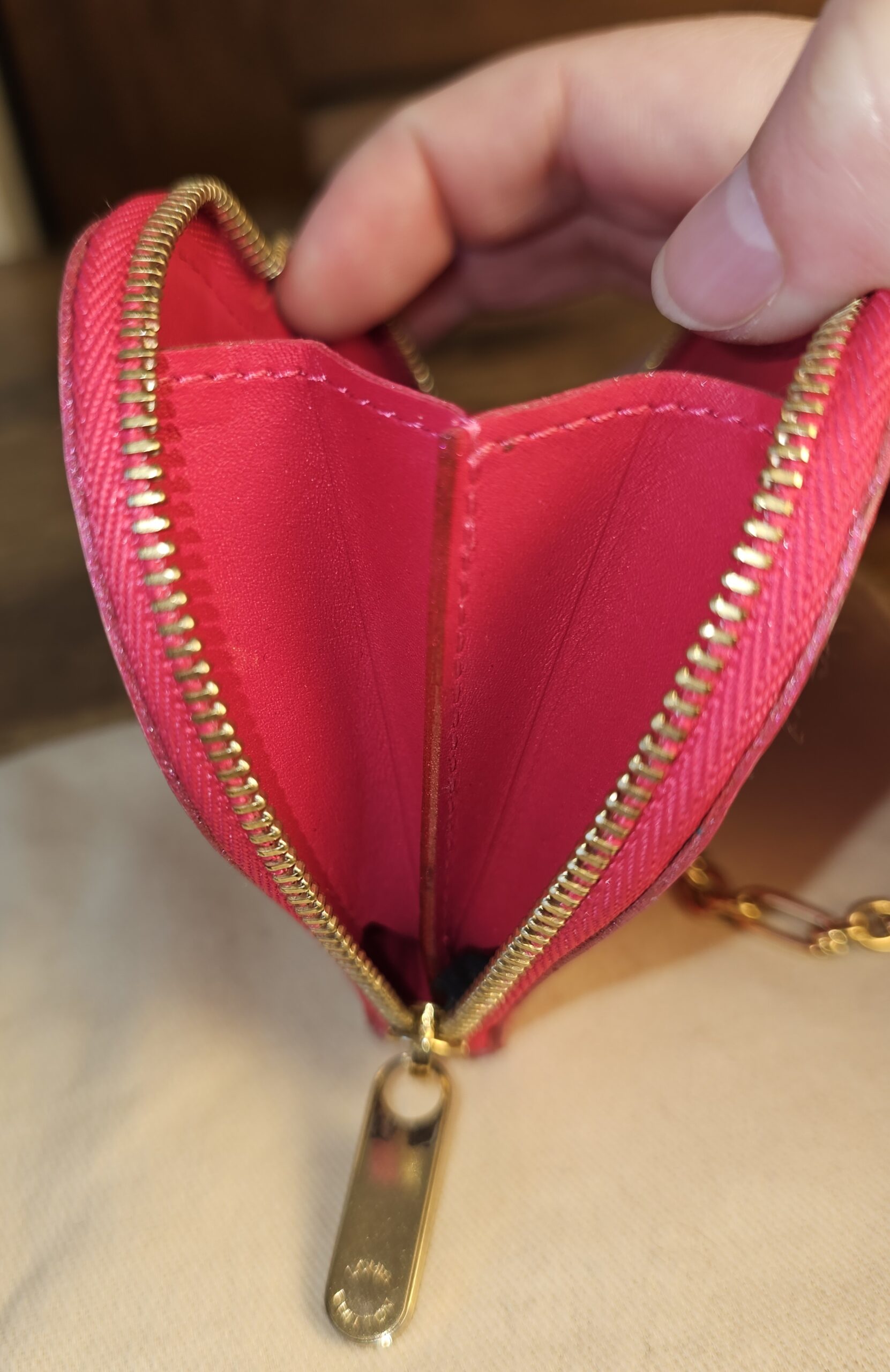 Vernis Heart Coin Purse - Image 15