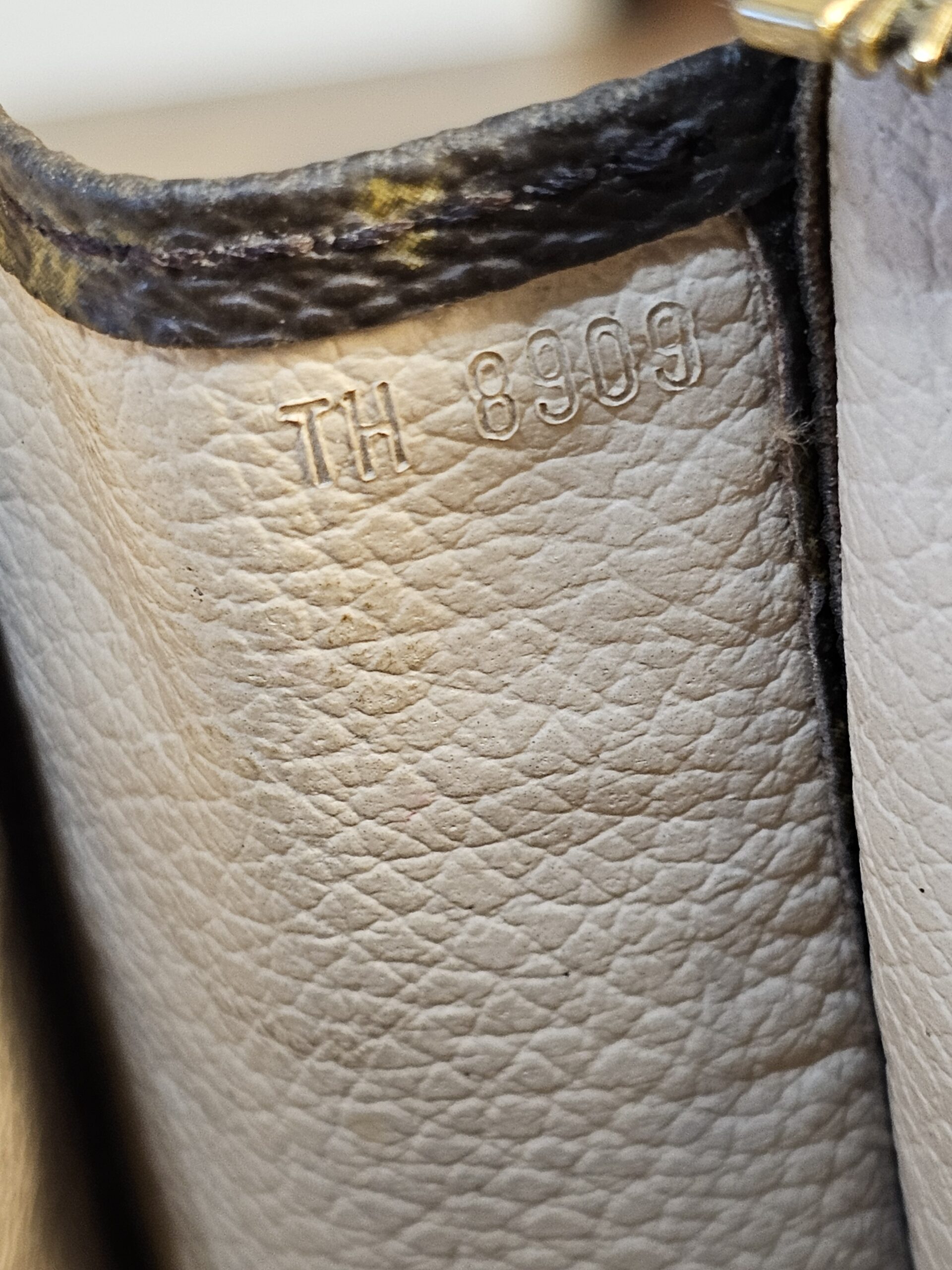 Tolietry 19 Monogram - Image 15