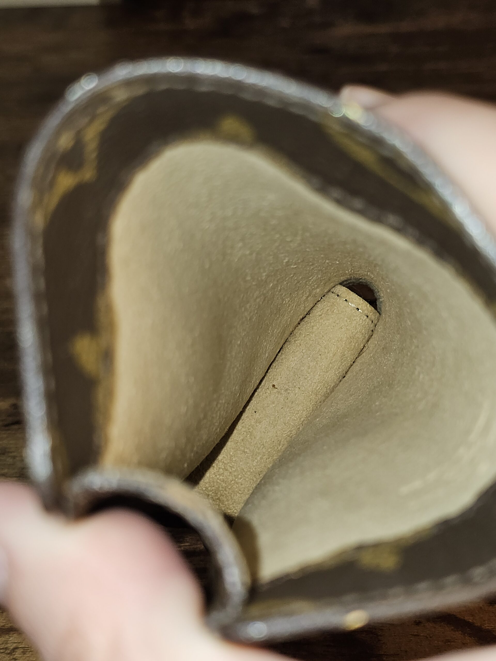 Euti Sunglasses Case - Image 9