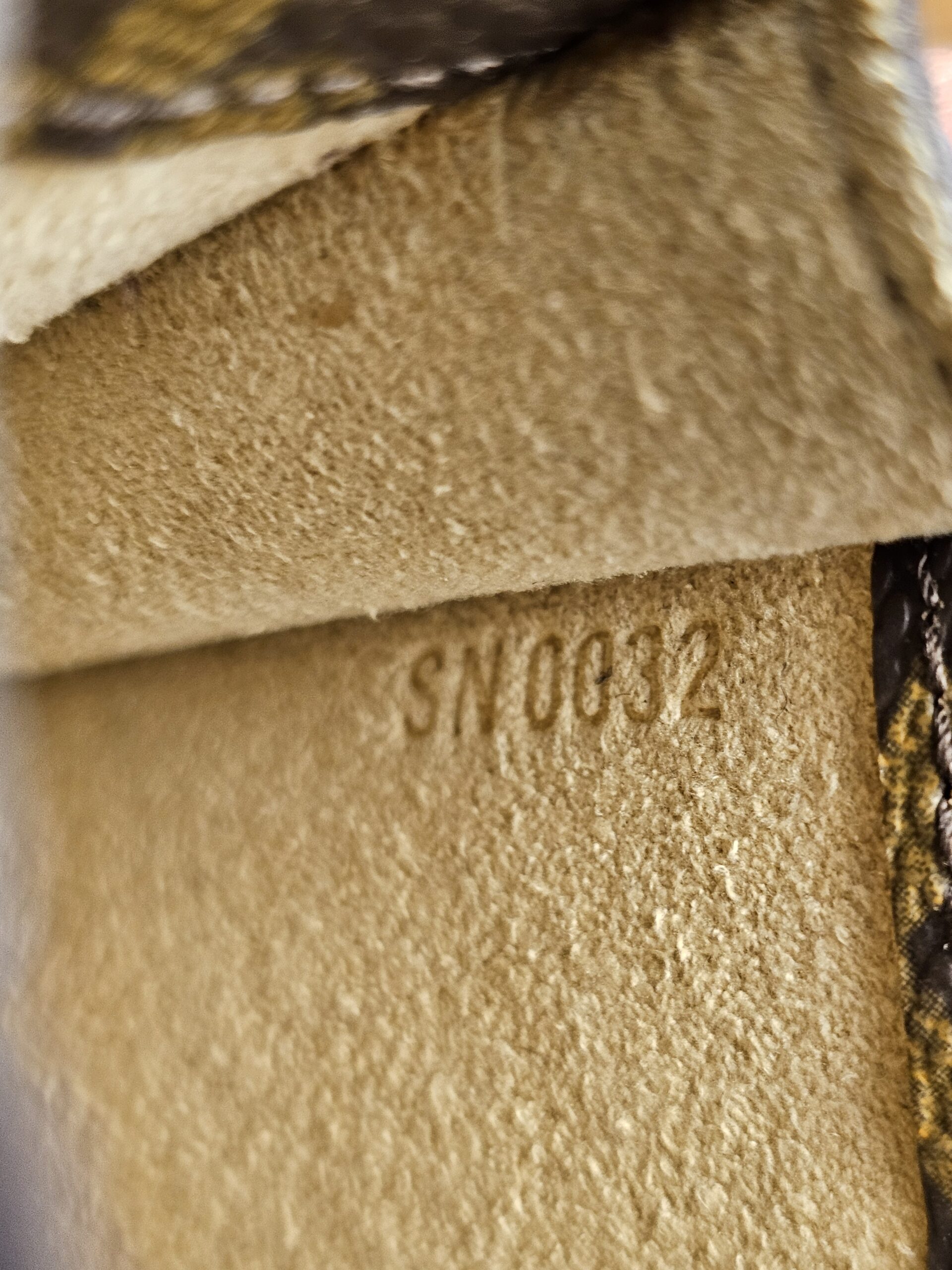 Euti Sunglasses Case - Image 10