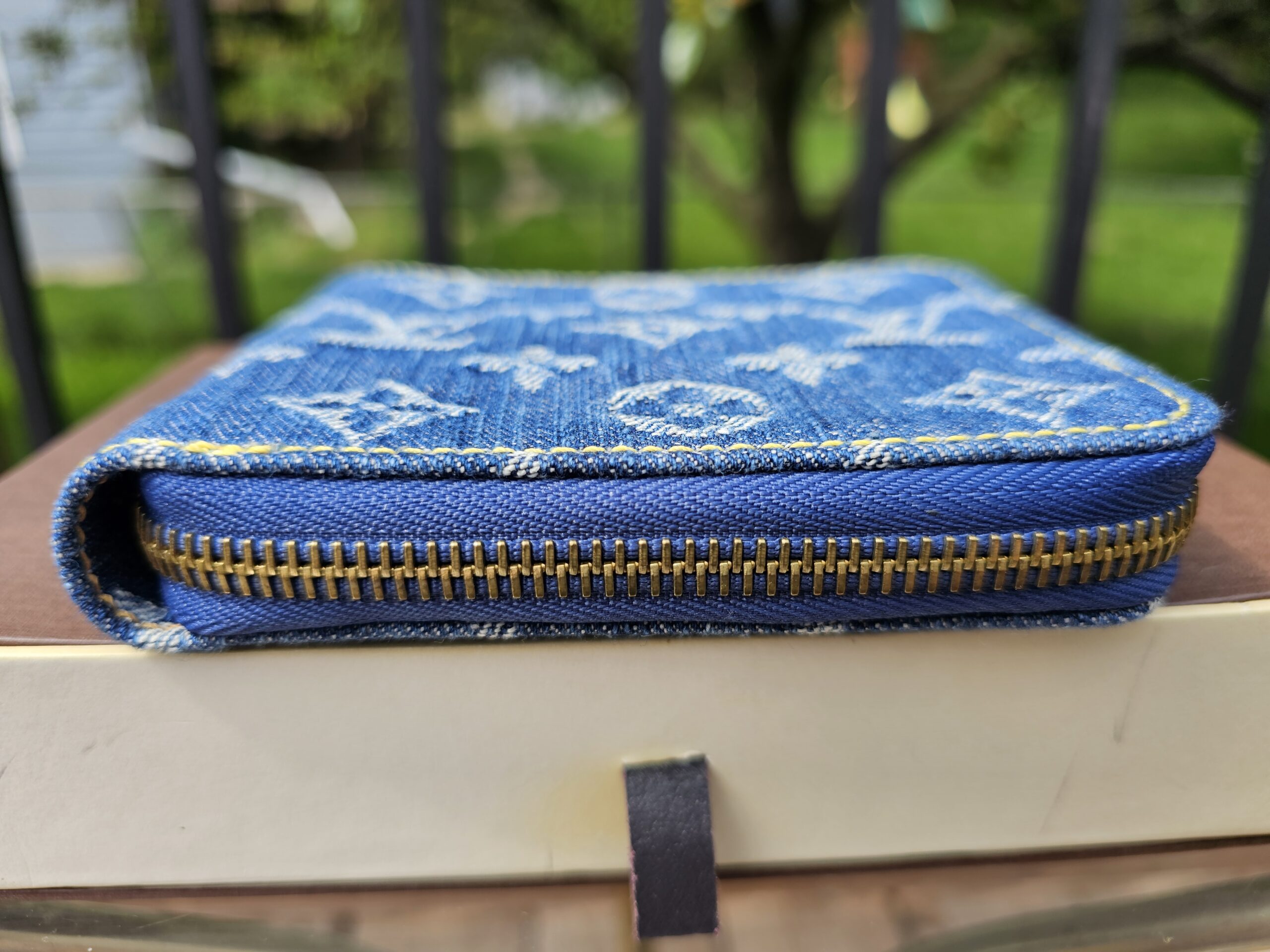 Denim Compact Zippy wallet - Image 5