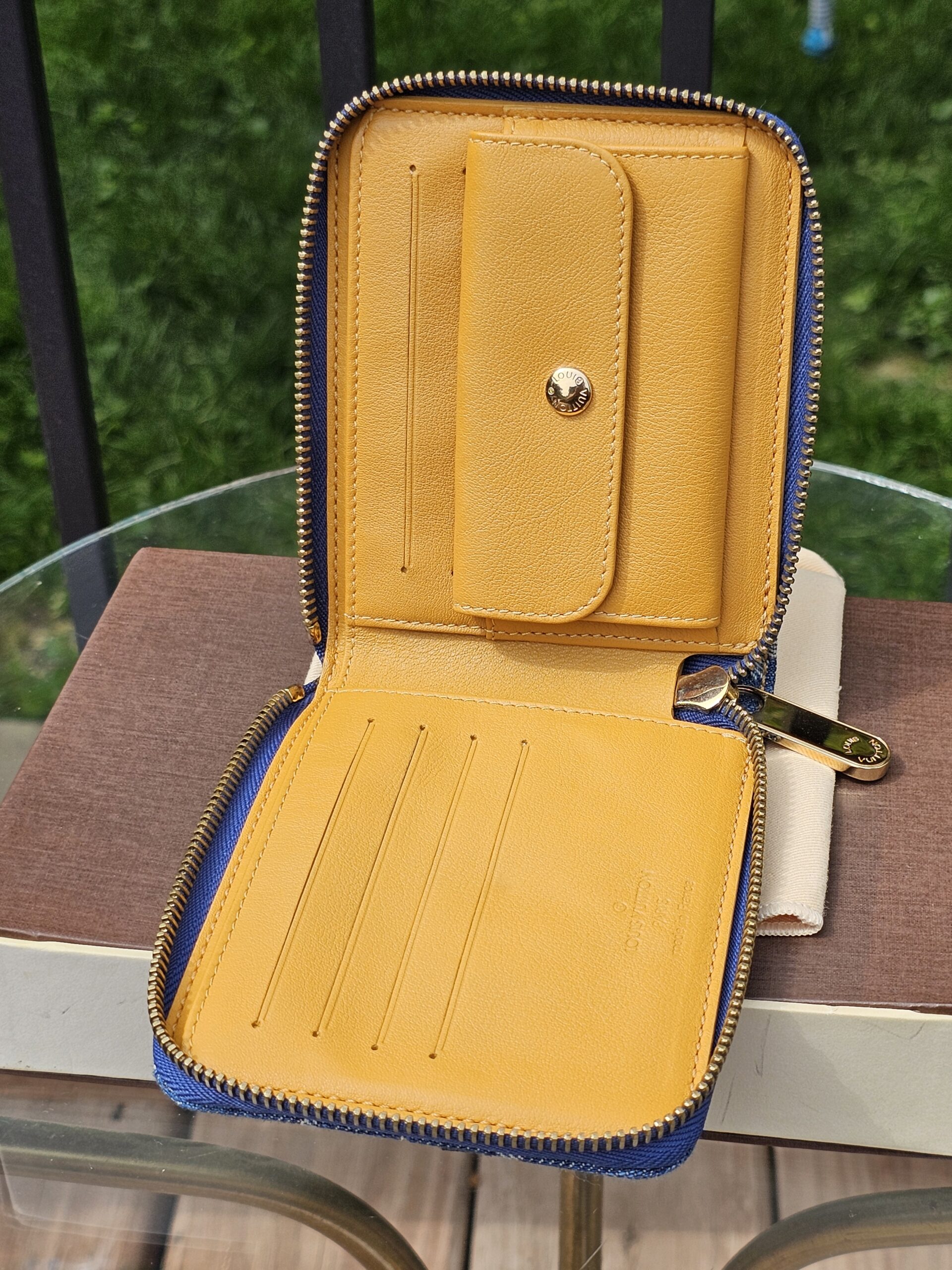 Denim Compact Zippy wallet - Image 12