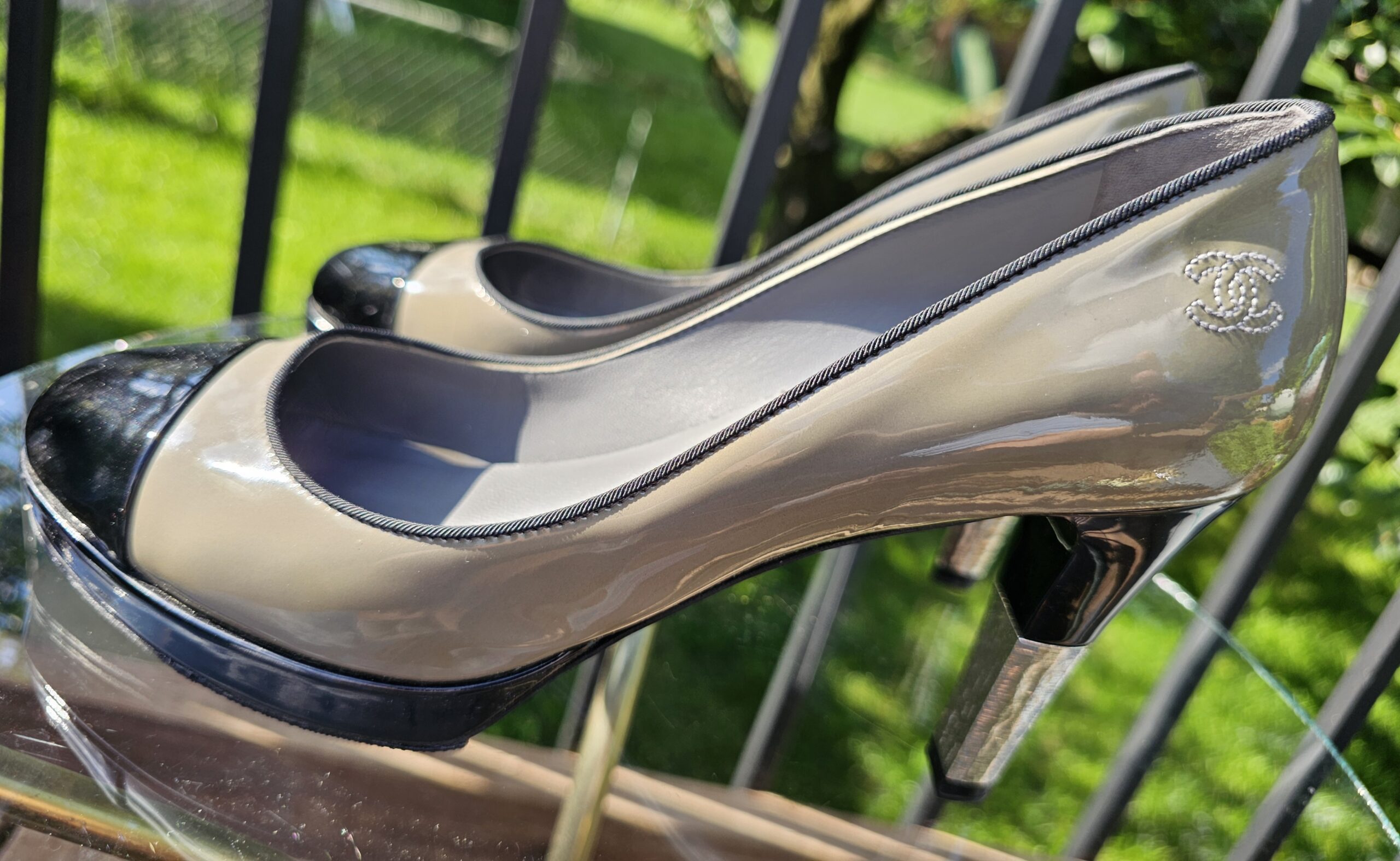 CC patent leather pumps - Image 5