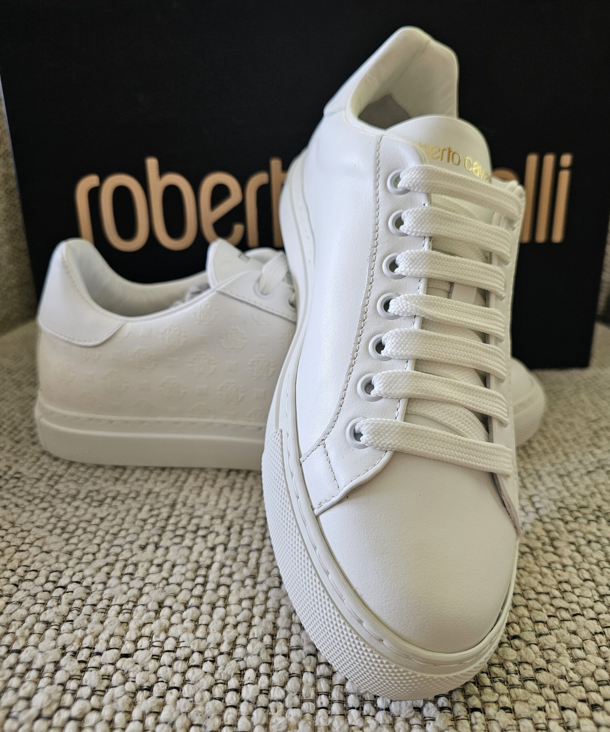 Covering the Entire Surface Sneaker