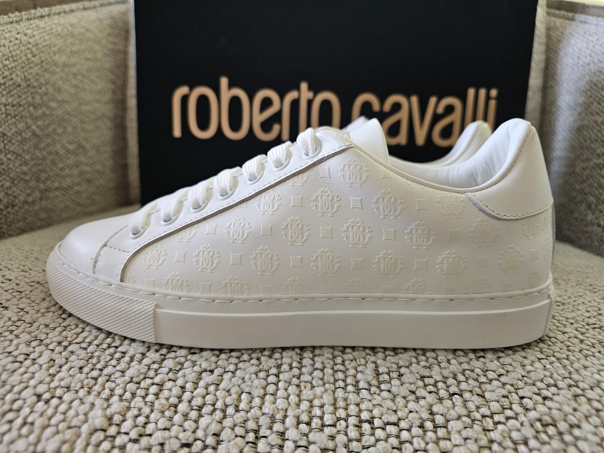 Covering the Entire Surface Sneaker - Image 5