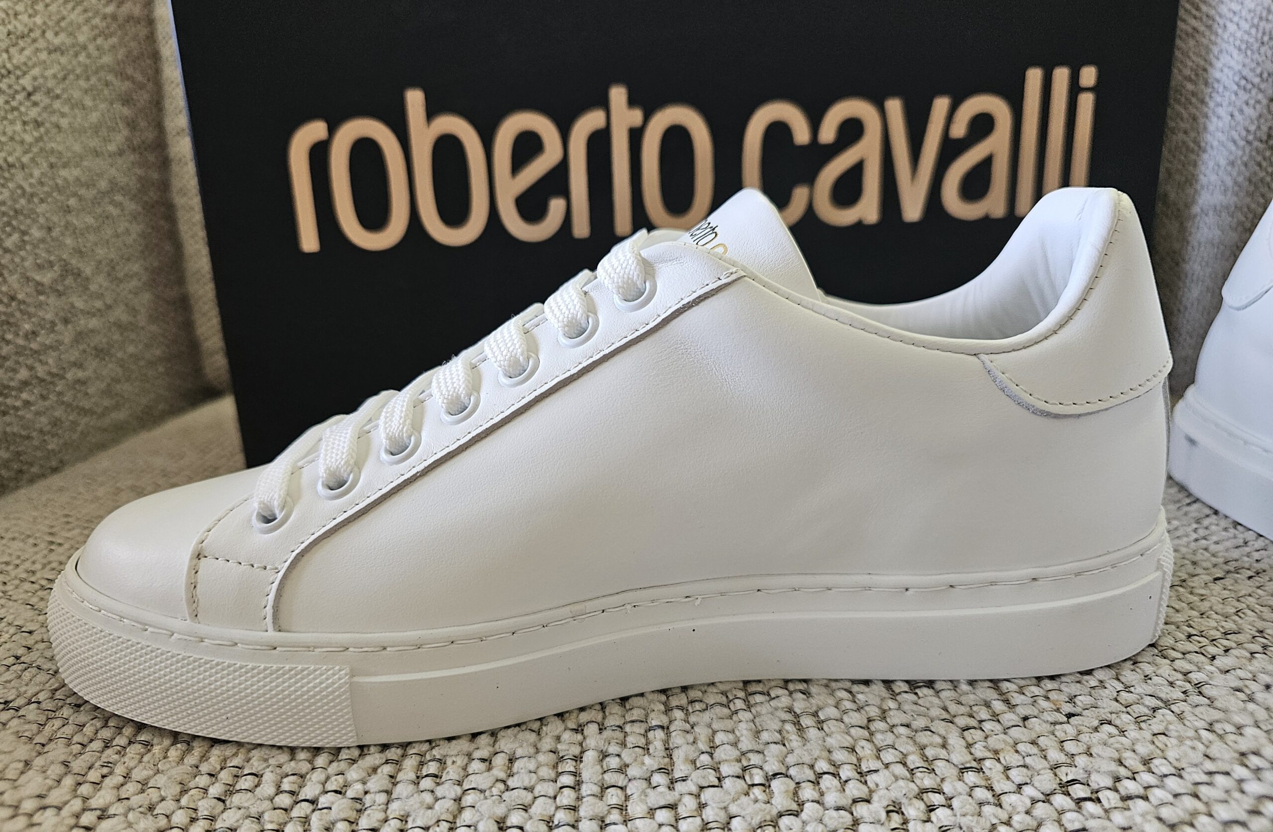 Covering the Entire Surface Sneaker - Image 7