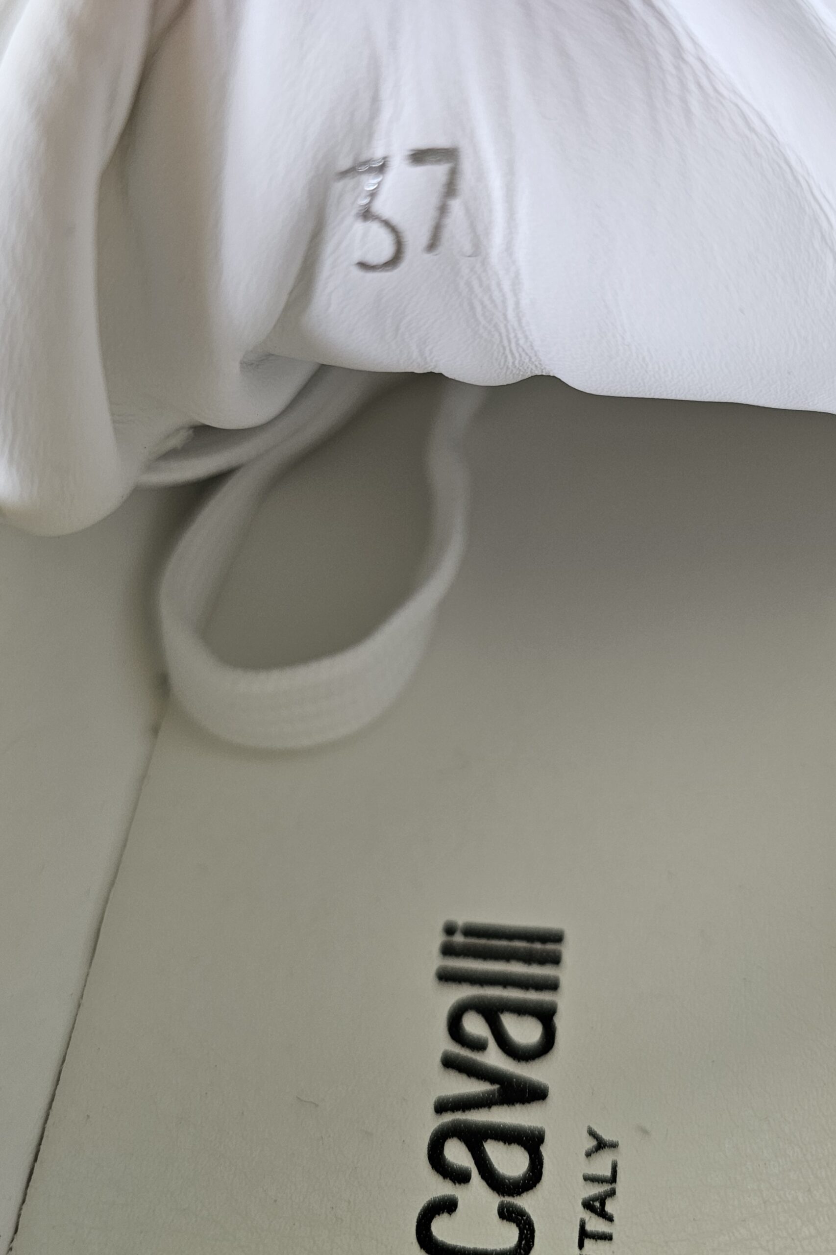 Covering the Entire Surface Sneaker - Image 10