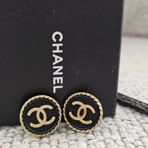 Chanel CC Vintage Clip On Earrings - Image 2