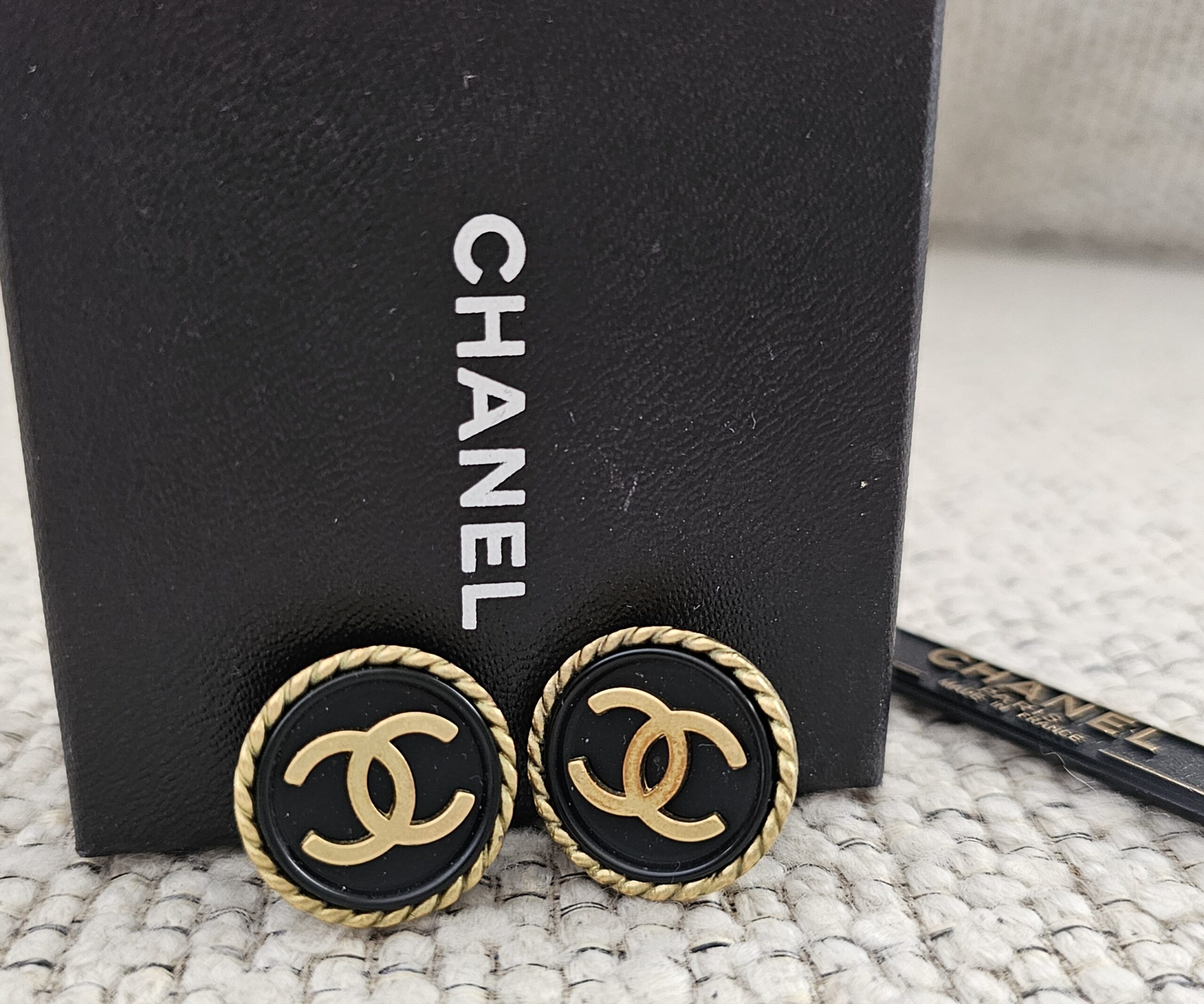 Chanel CC Vintage Clip On Earrings - Image 2