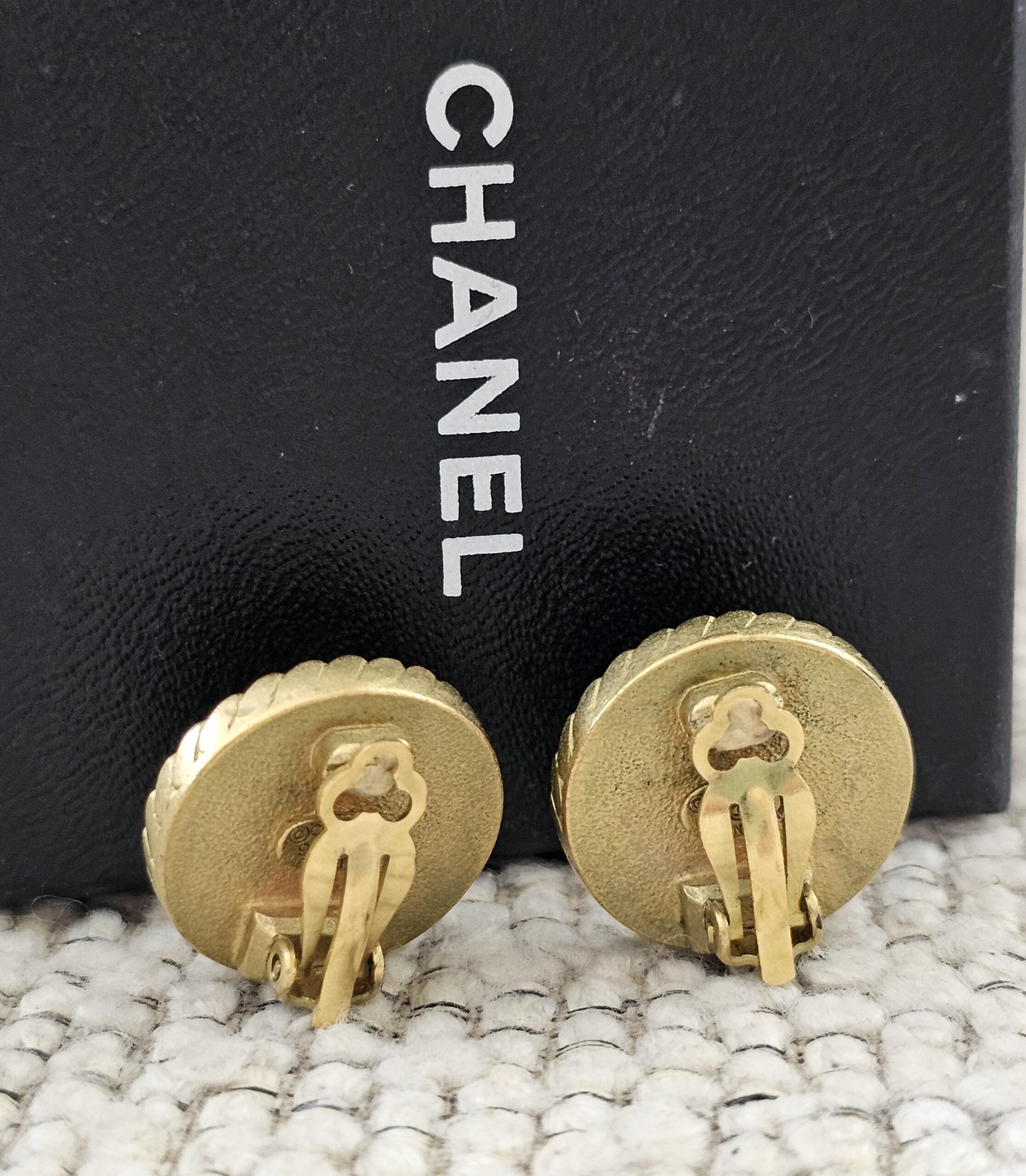 Chanel CC Vintage Clip On Earrings - Image 5