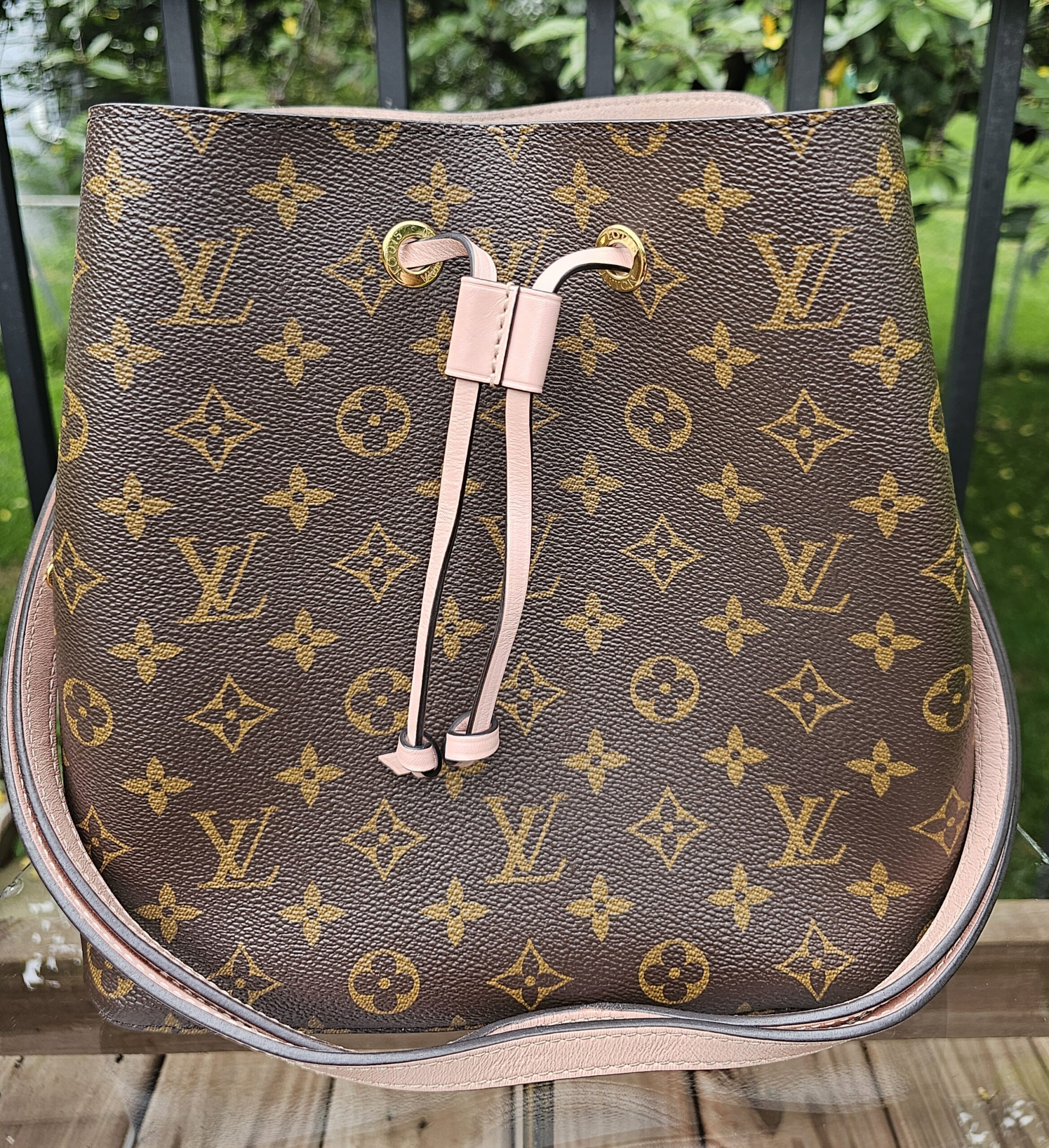 Louis Vuitton NeoNoe MM bucket bag in Monogram canvas with Rose Poudre pink leather trim and drawstring closure