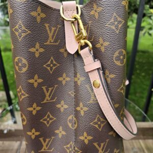 Side profile of the Louis Vuitton NeoNoe MM with the Rose Poudre leather strap attached