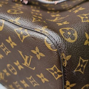 Corner and seam of the Louis Vuitton Monogram NeoNoe MM shown for condition