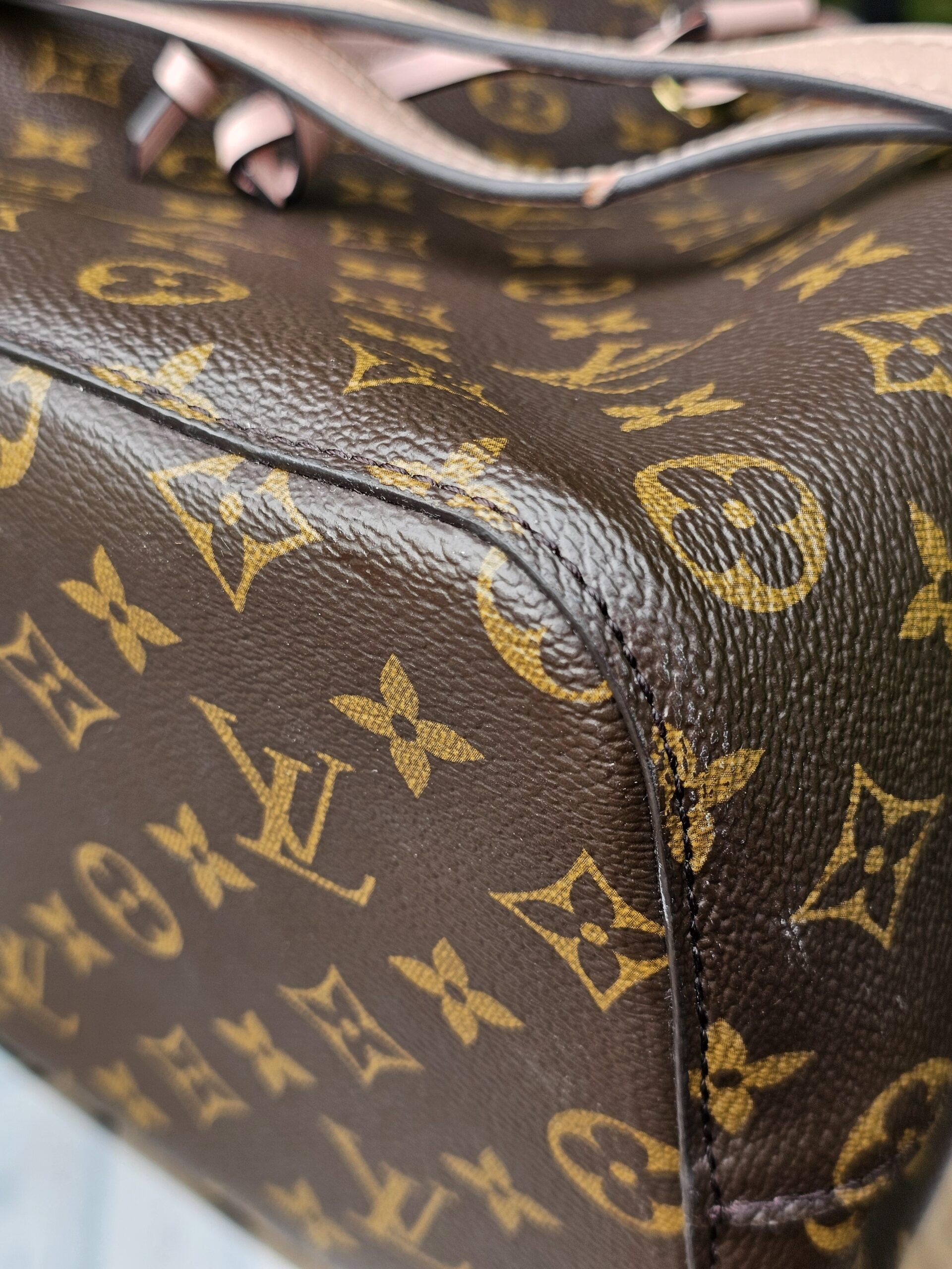 Corner and seam of the Louis Vuitton Monogram NeoNoe MM shown for condition