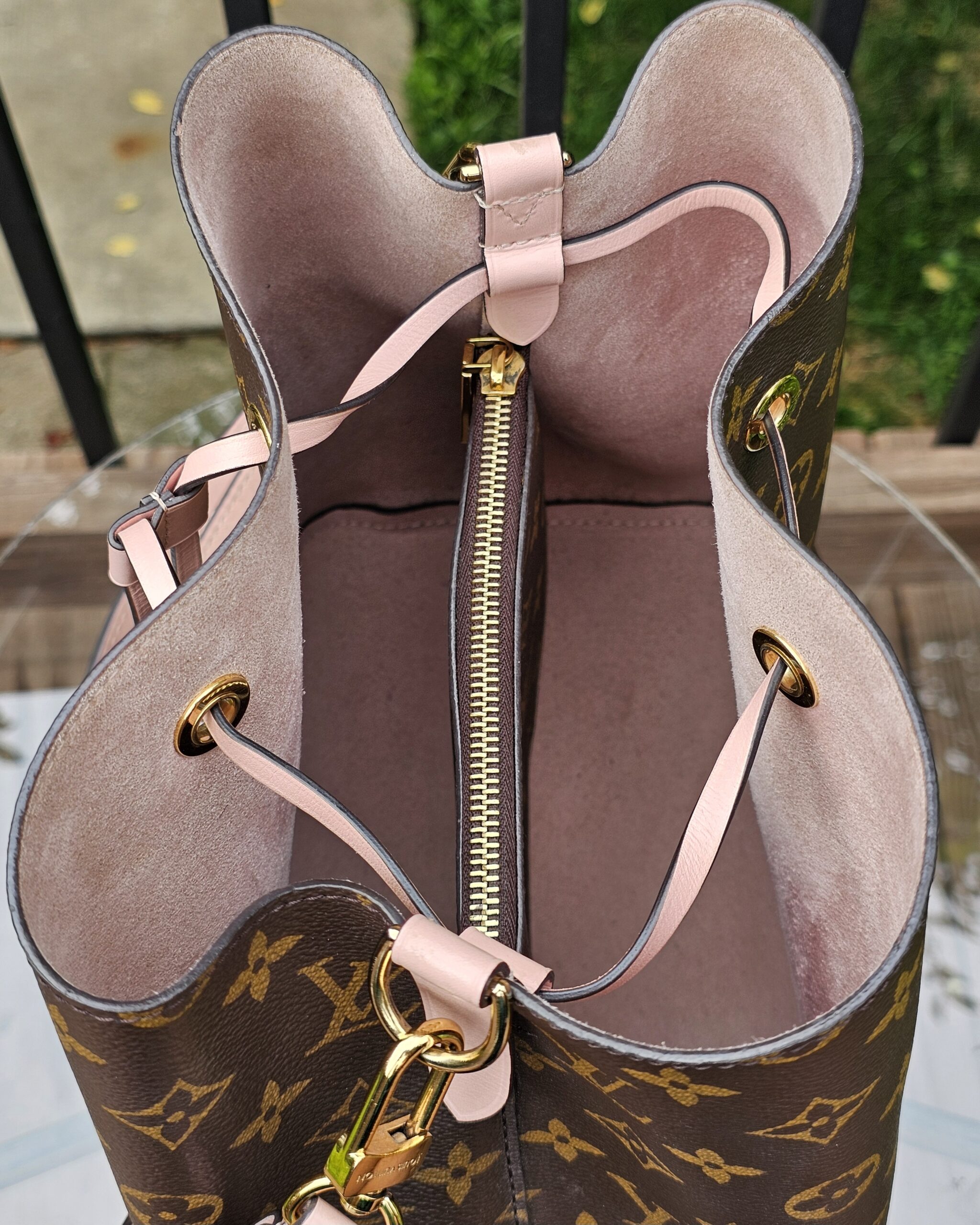 Louis Vuitton NeoNoe MM opened at the drawstring showing the Rose Poudre microfiber interior