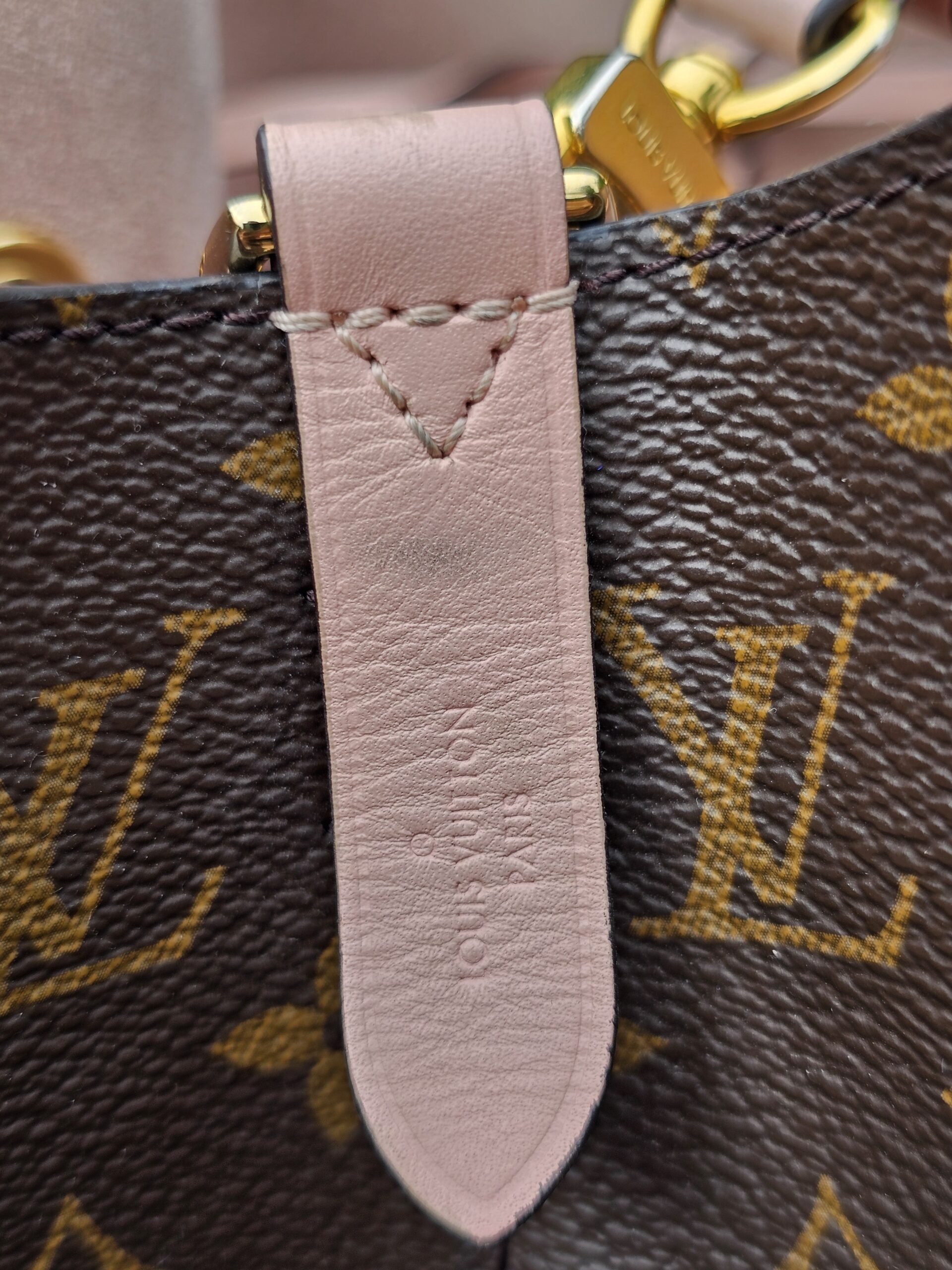 Rose Poudre leather tab and gold-tone hardware on the Louis Vuitton NeoNoe MM