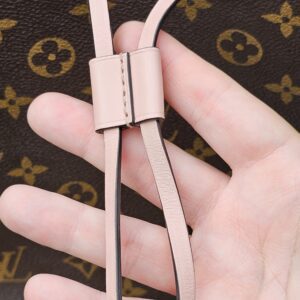 Rose Poudre leather drawstring cords of the Louis Vuitton Monogram NeoNoe MM held in hand