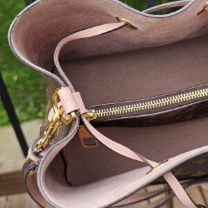 Interior of the Louis Vuitton Monogram NeoNoe MM lined in Rose Poudre microfiber with a zip divider
