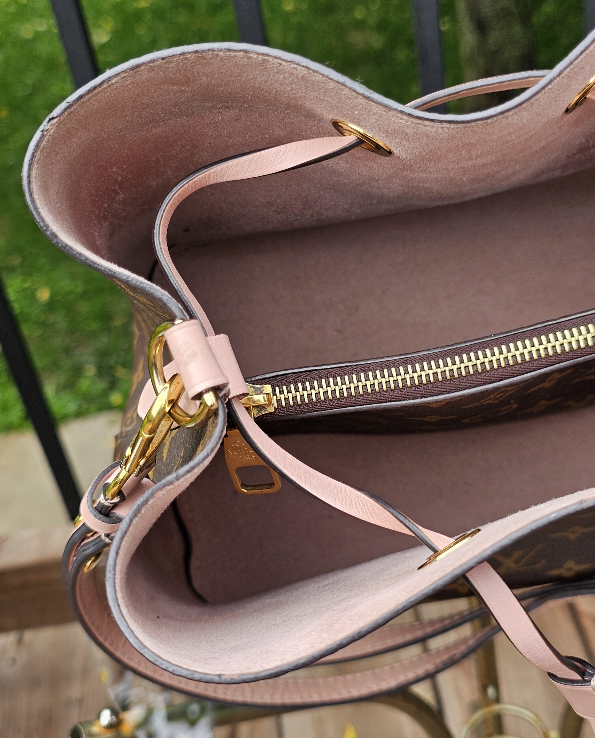 Interior of the Louis Vuitton Monogram NeoNoe MM lined in Rose Poudre microfiber with a zip divider