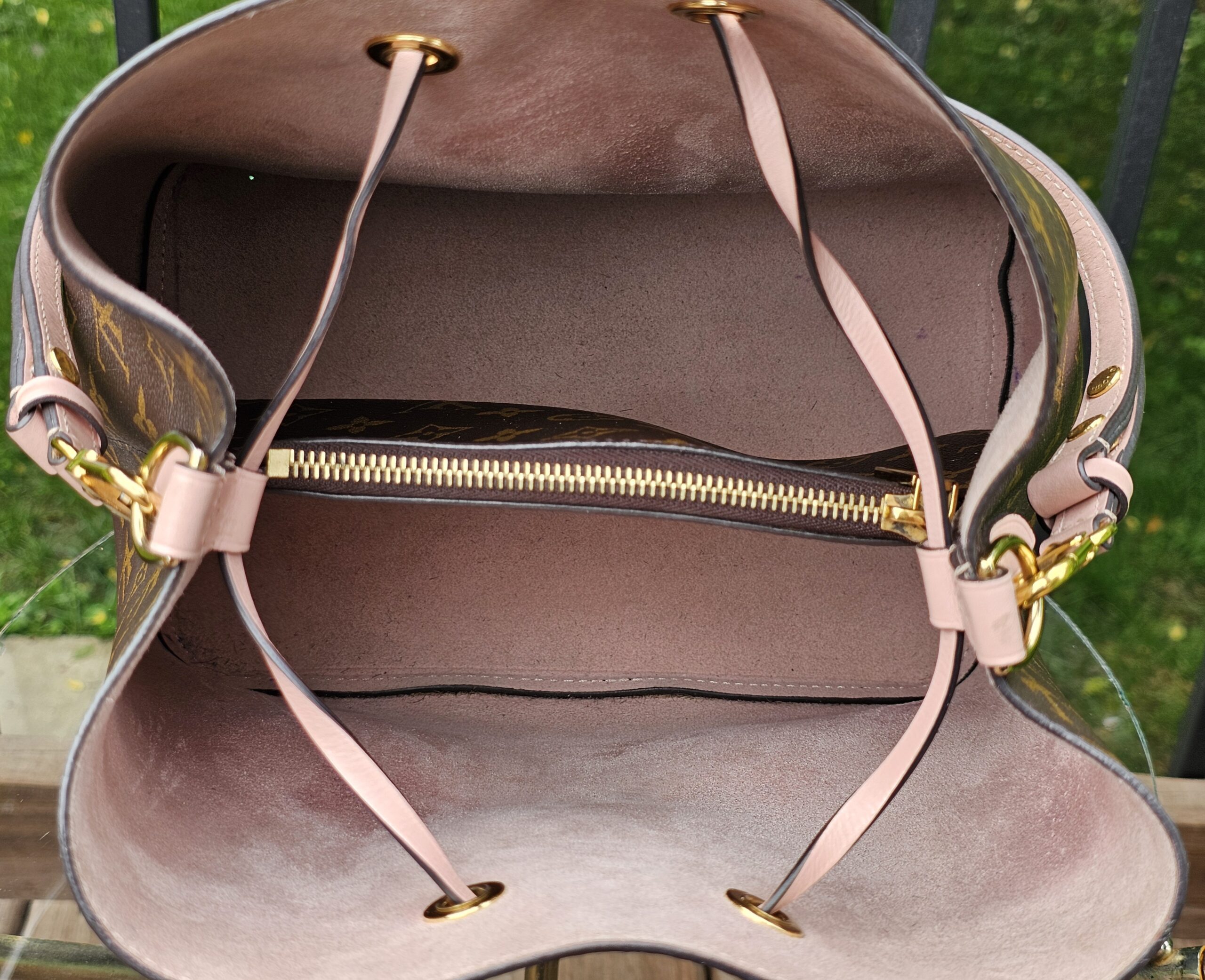 Louis Vuitton NeoNoe MM opened to show both interior compartments in Rose Poudre microfiber