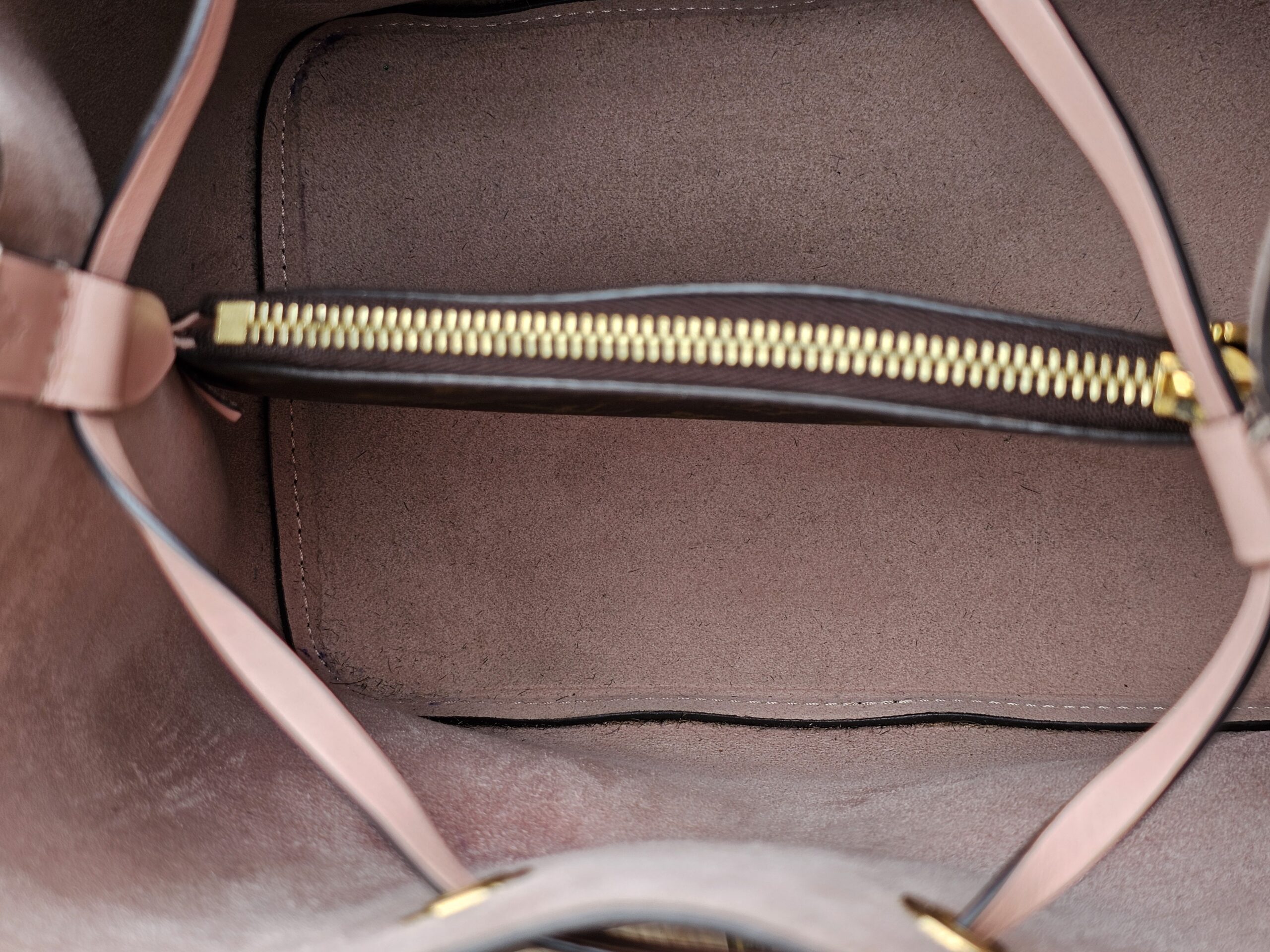 Gold-tone interior zip of the divider pocket in the Louis Vuitton Monogram NeoNoe MM