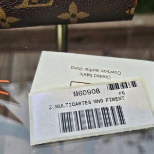 Retail tag for the Louis Vuitton Zippy Multicartes reading Z MULTICARTES MNG PIMENT with style M60908