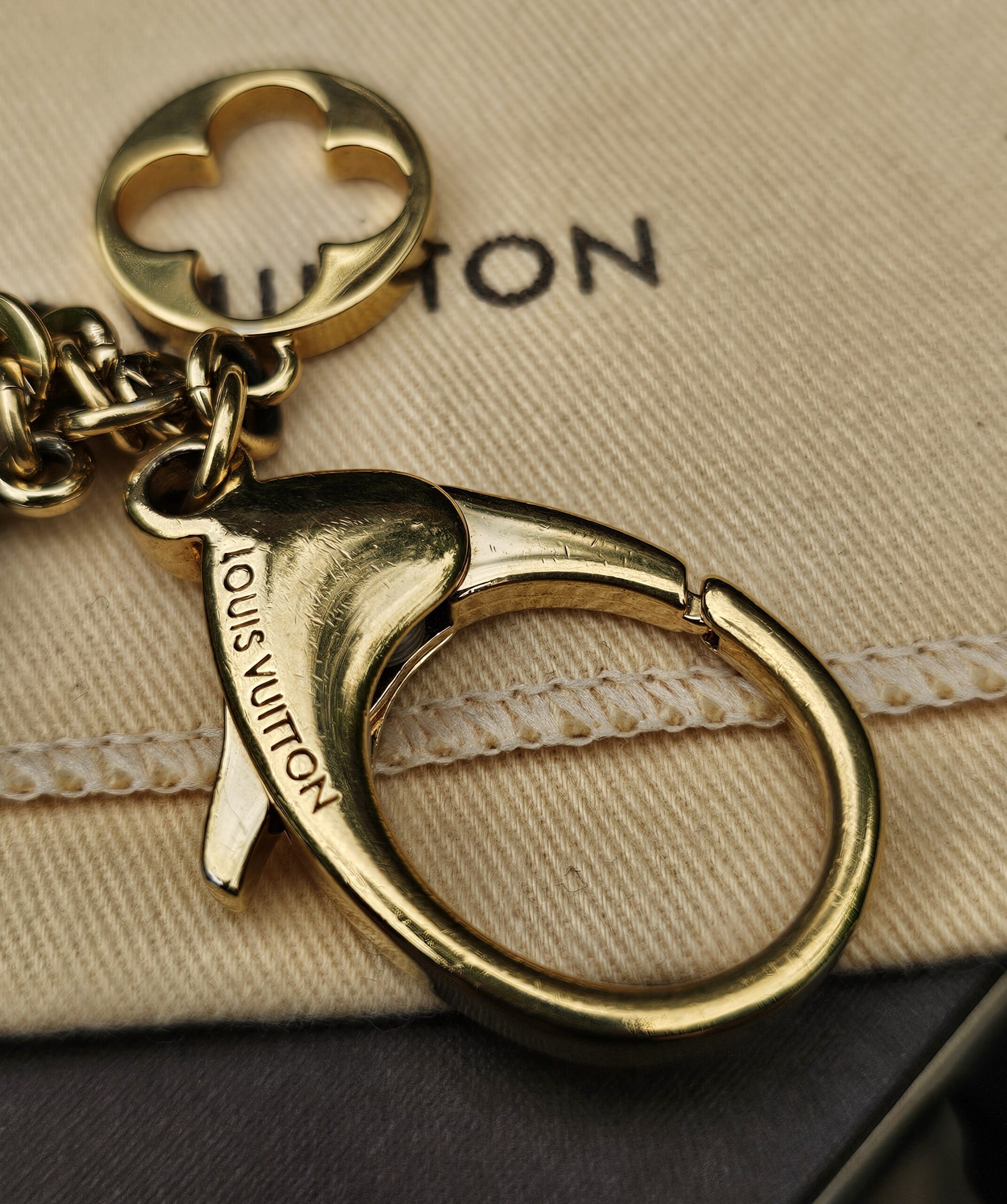 Gold-tone key ring and Louis Vuitton engraved clasp on the Fleur d Etoile charm