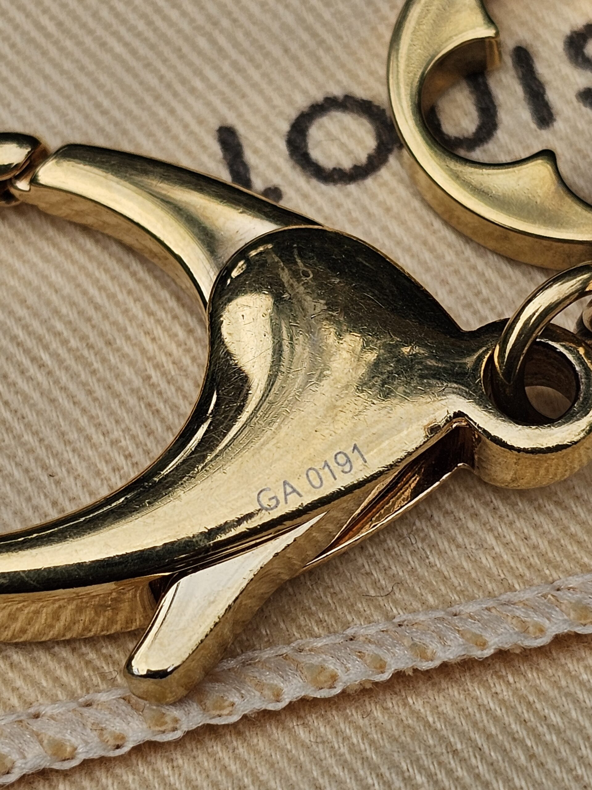 Code GA 0191 stamped on the gold-tone clasp of the Louis Vuitton Fleur d Etoile charm