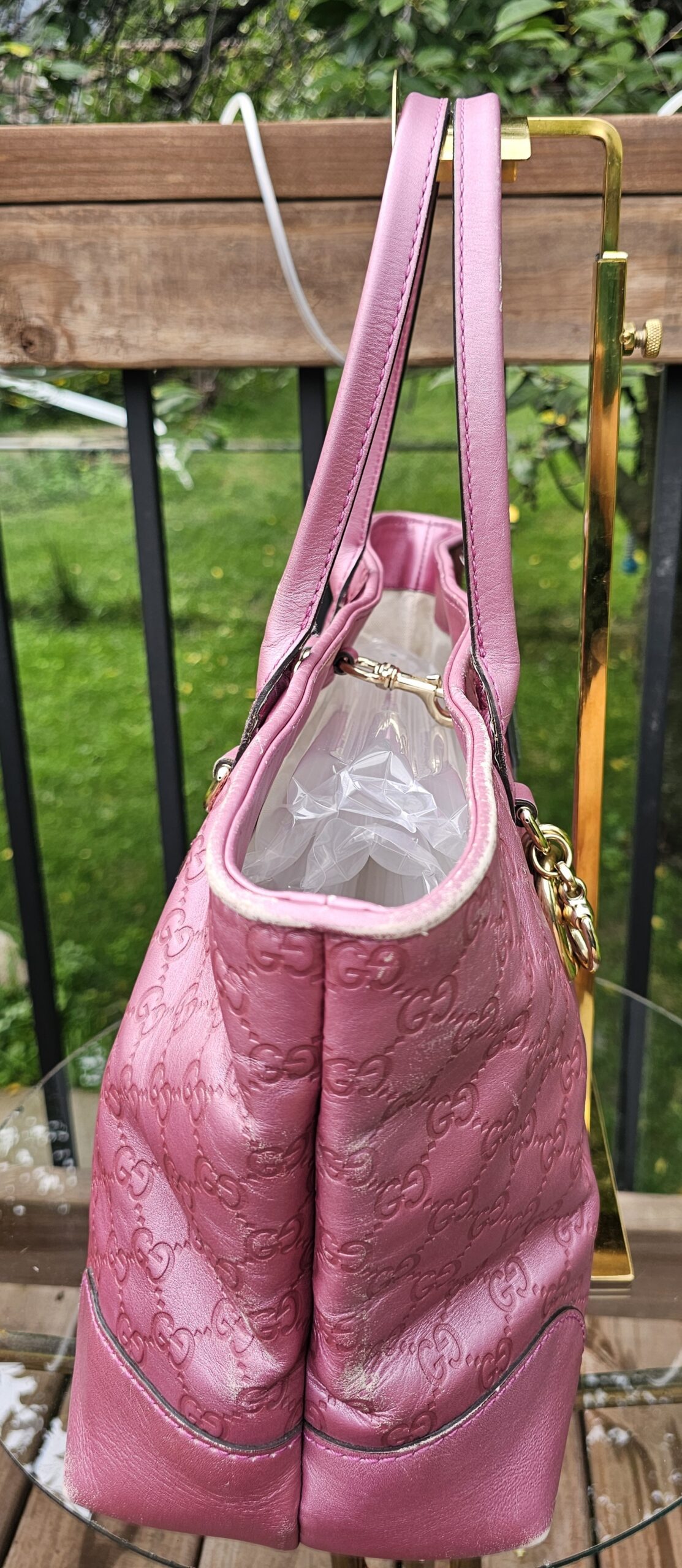 Side profile of the Gucci Guccissima Large Heart Bit tote in pink