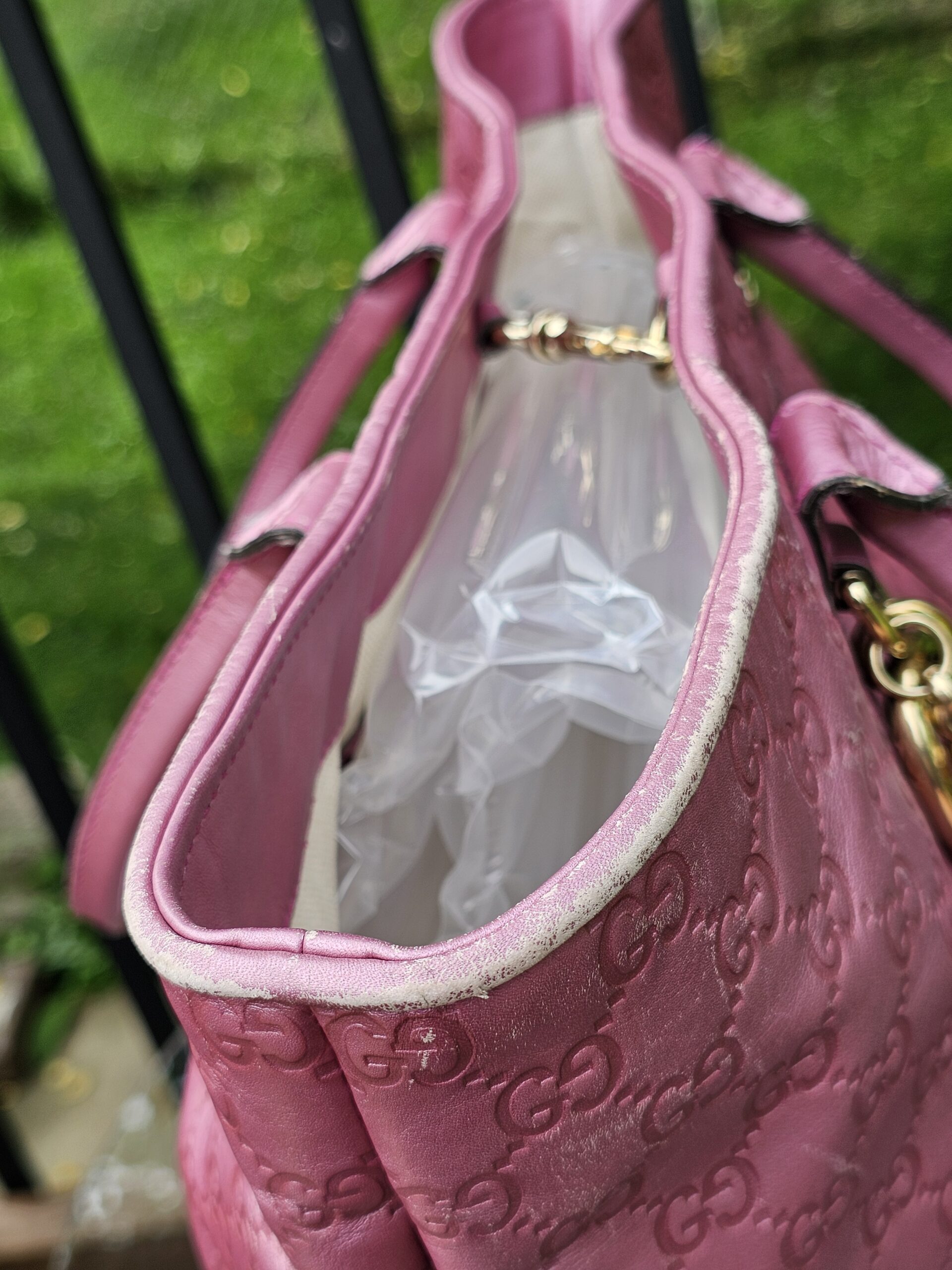 Interior clasp closure of the Gucci Guccissima Large Heart Bit tote