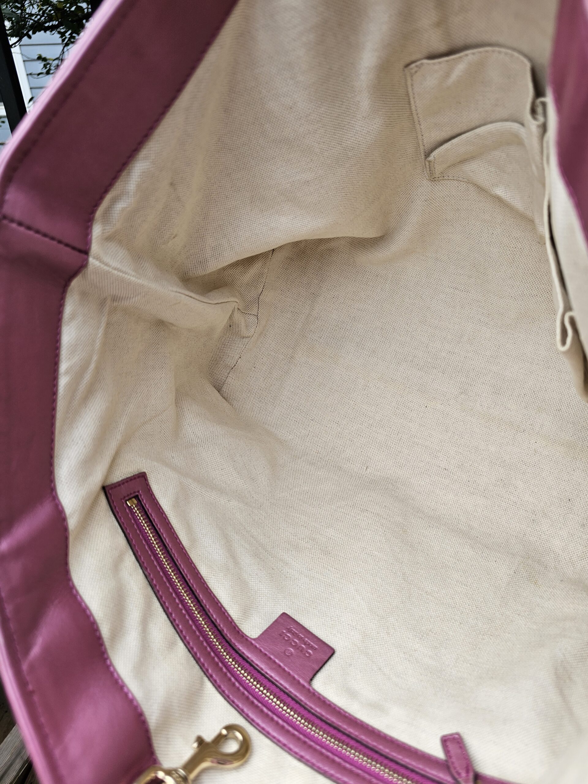 Interior slip pockets inside the Gucci Heart Bit tote