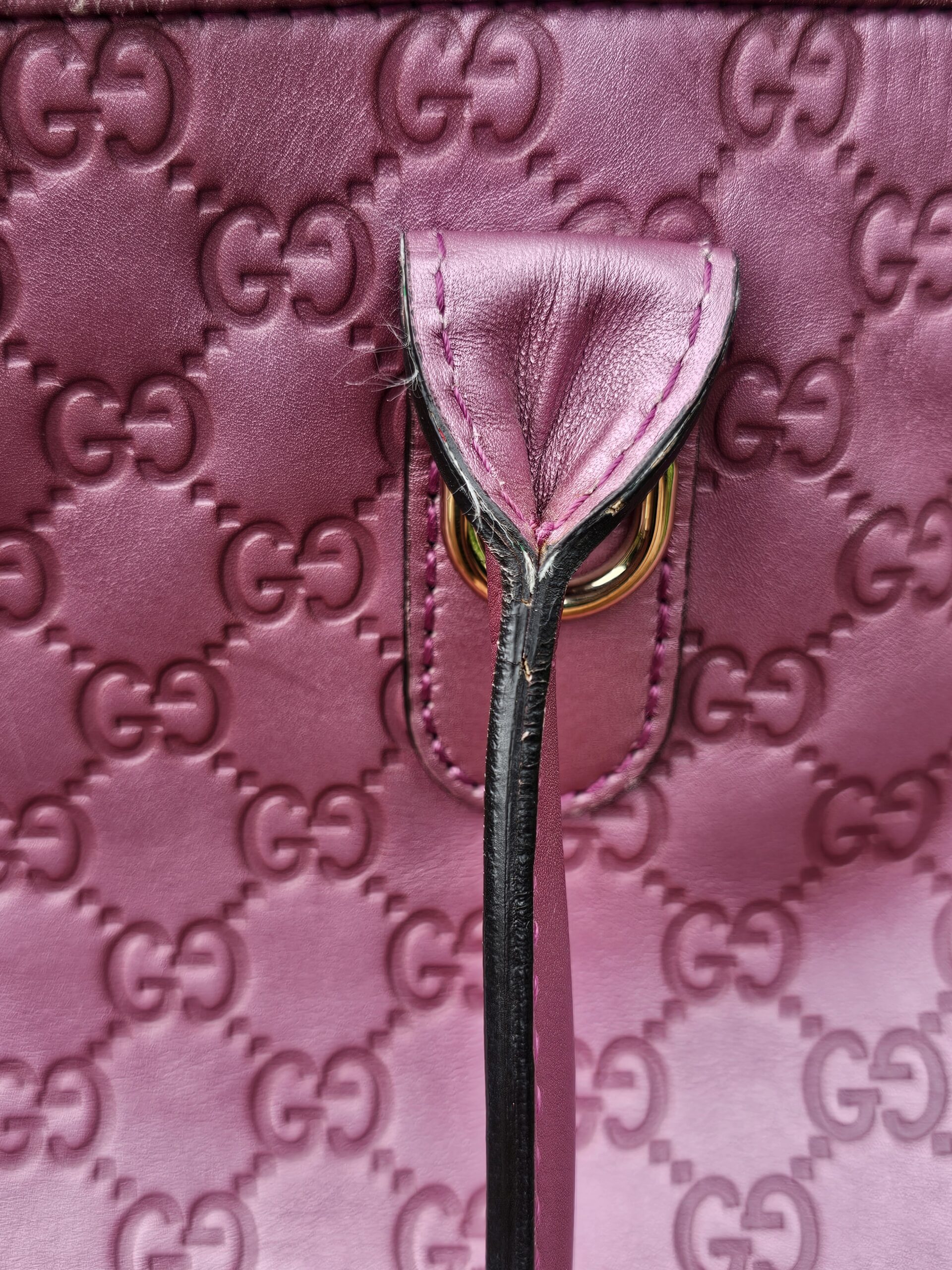 Interior zip pull of the Gucci Guccissima Large Heart Bit tote