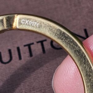 Code CX0171 engraved on the ring of the Louis Vuitton Eclipse gold-tone key holder and bag charm