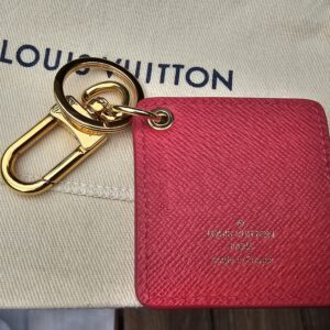 Pink leather reverse of the Louis Vuitton Illustre Carousel charm with gold-tone clasp and key ring