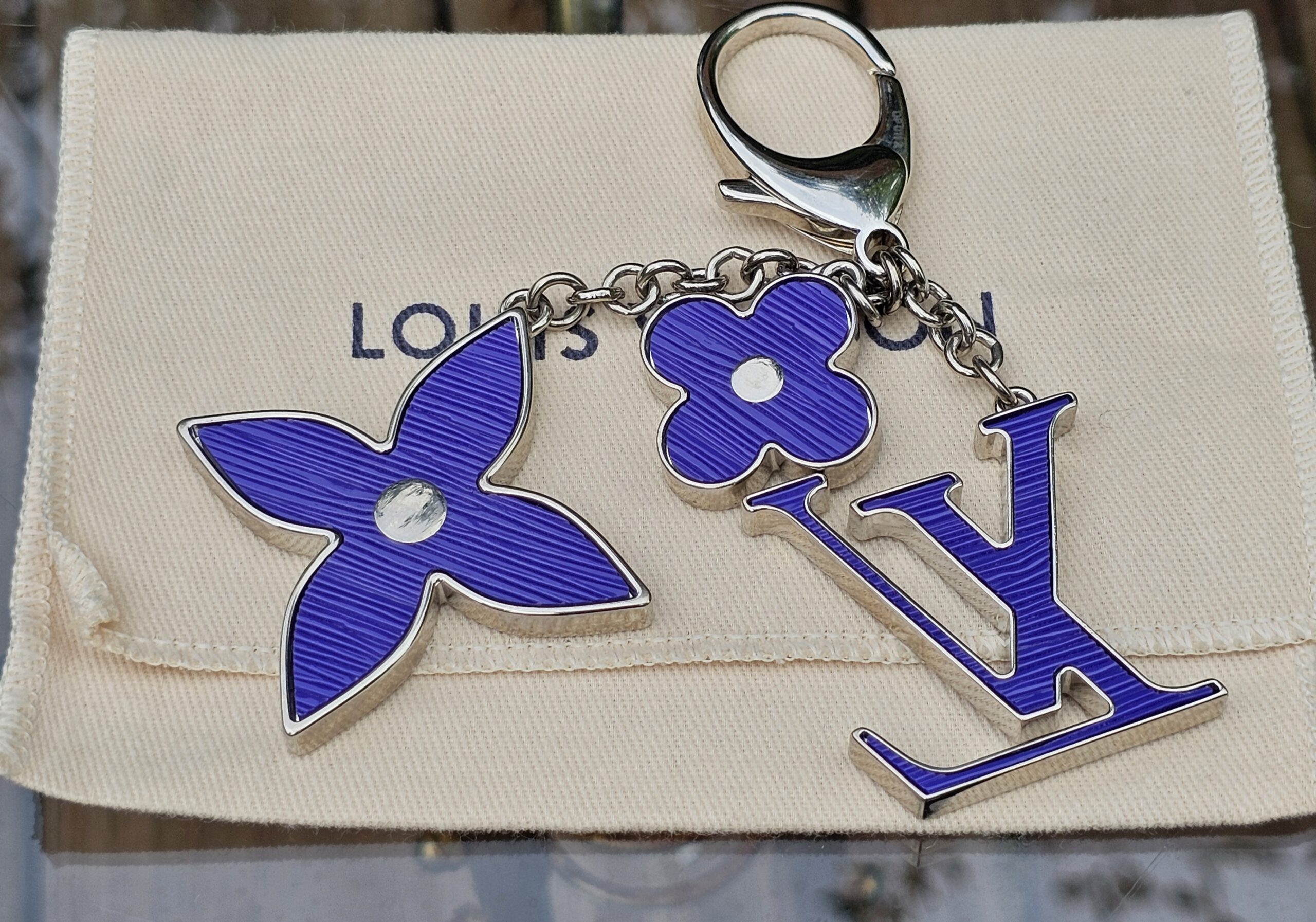 Louis Vuitton Fleur D Epi Charm in Epi Figue - Image 3