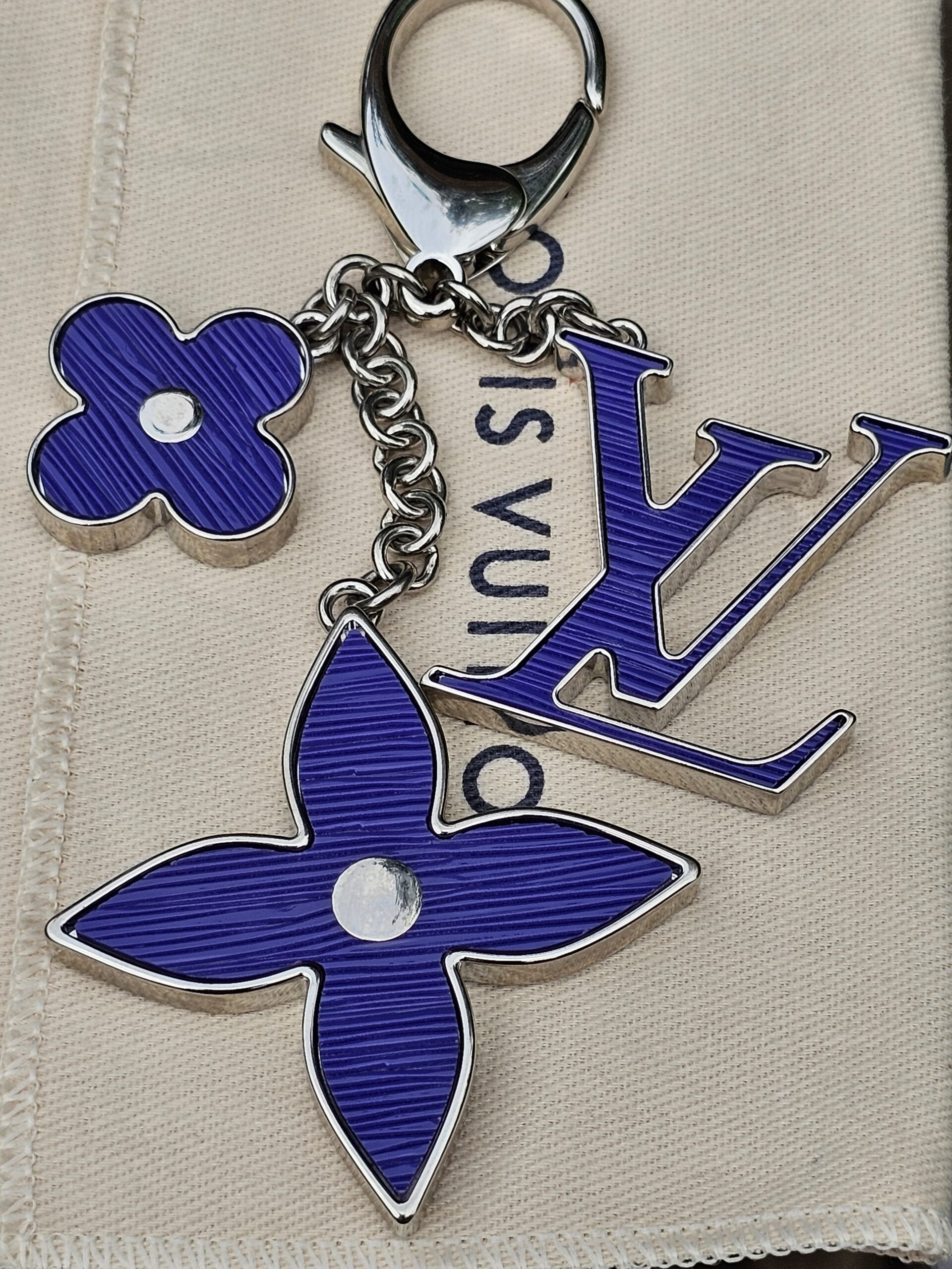 Louis Vuitton Fleur D Epi Charm in Epi Figue - Image 6
