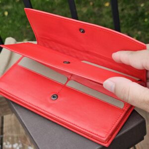 Snap flap closure of the Bottega Veneta Intrecciato continental wallet