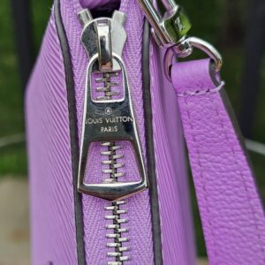 Silver-tone zip-top closure of the Louis Vuitton Epi Marellini in purple Epi leather