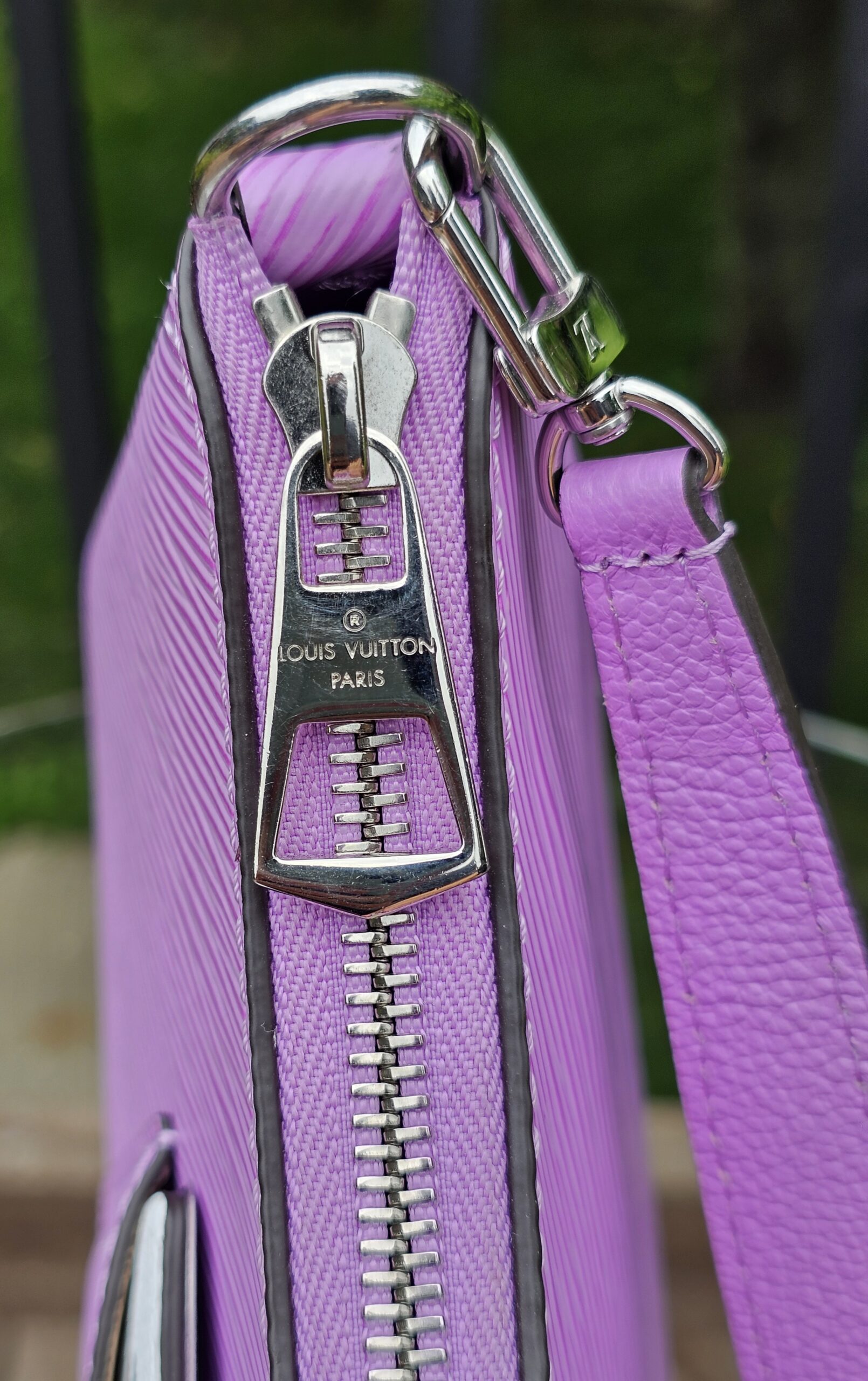 Silver-tone zip-top closure of the Louis Vuitton Epi Marellini in purple Epi leather