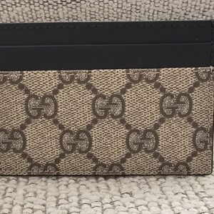 Gucci Essence card holder in beige and ebony GG Supreme canvas with black calfskin trim