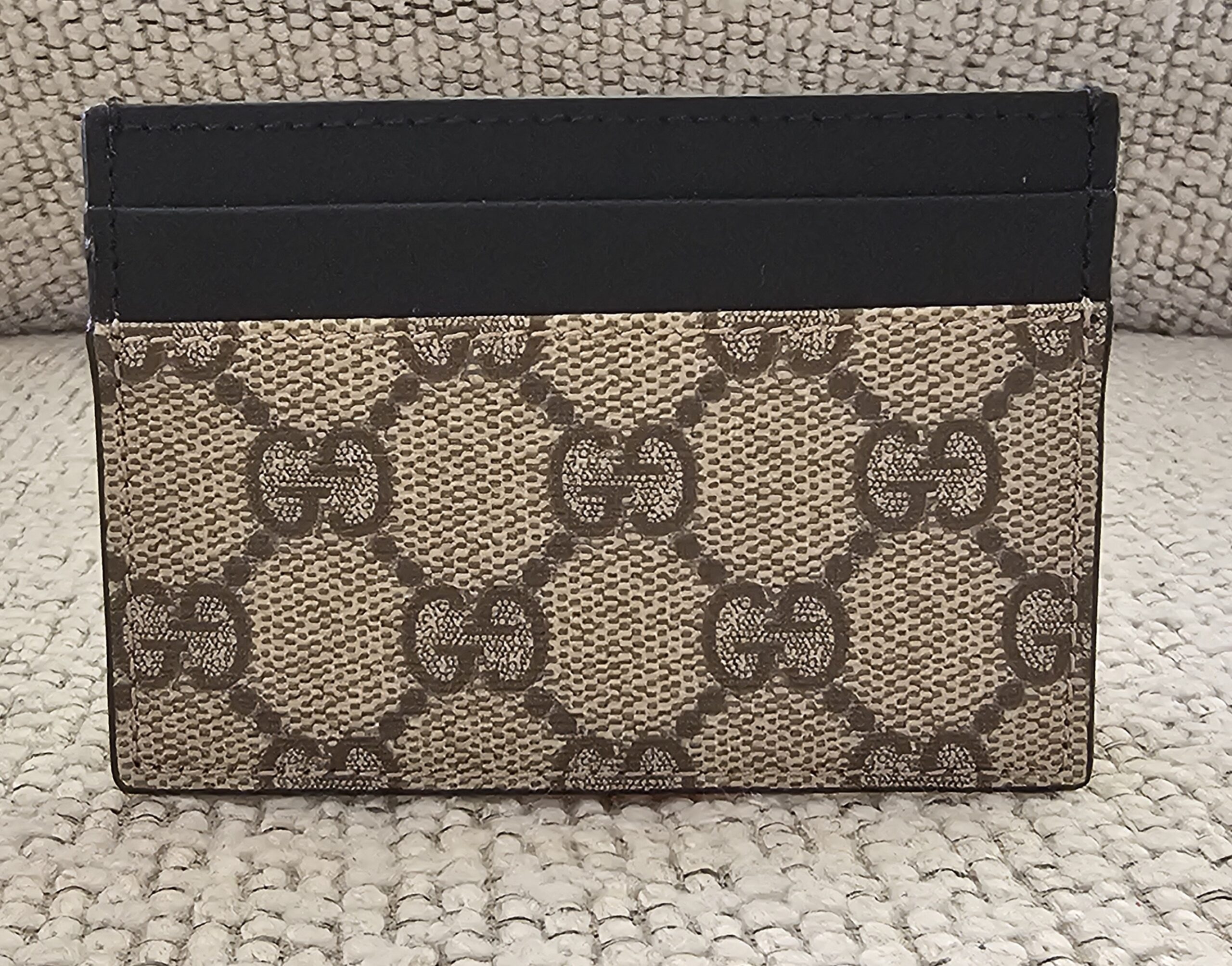 Gucci Essence card holder in beige and ebony GG Supreme canvas with black calfskin trim