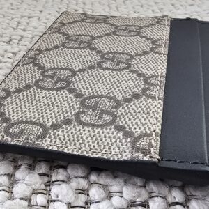 Black calfskin card slots on the Gucci GG Supreme Essence card holder