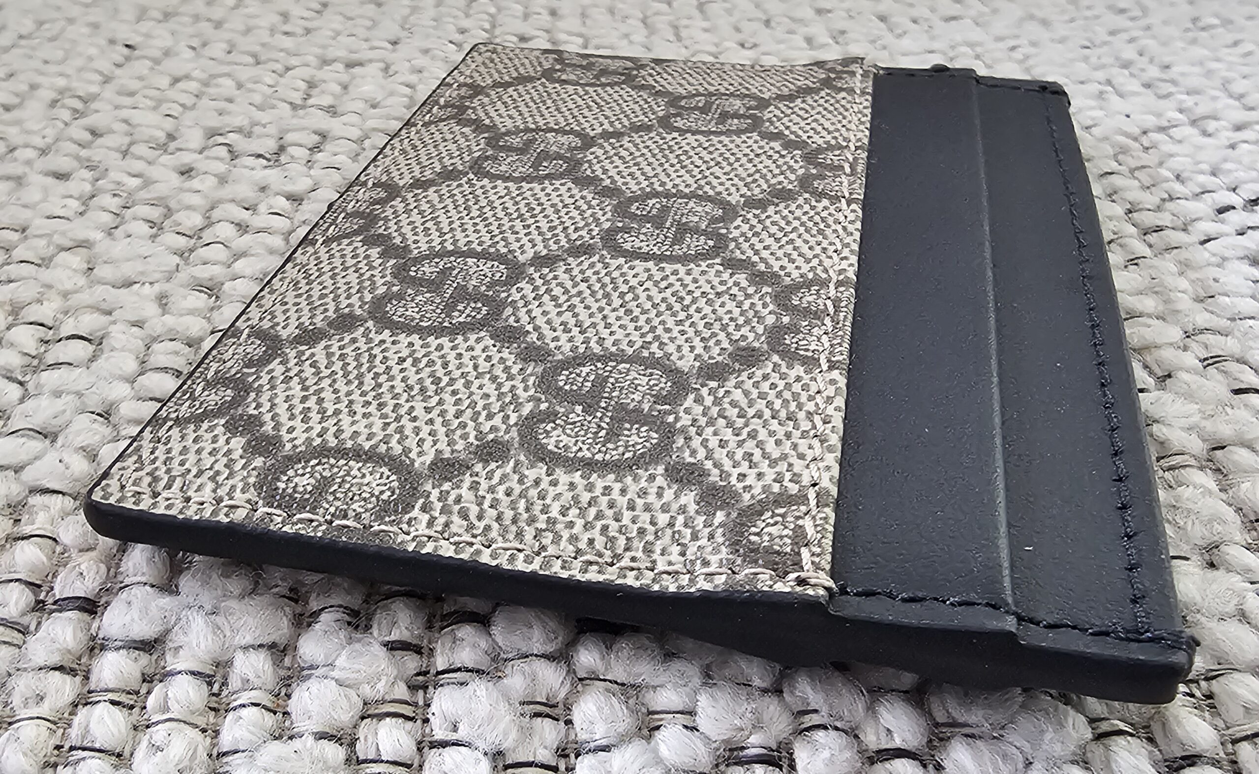 Black calfskin card slots on the Gucci GG Supreme Essence card holder