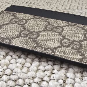 Back of the Gucci Essence card holder in GG Supreme canvas with a black leather slot