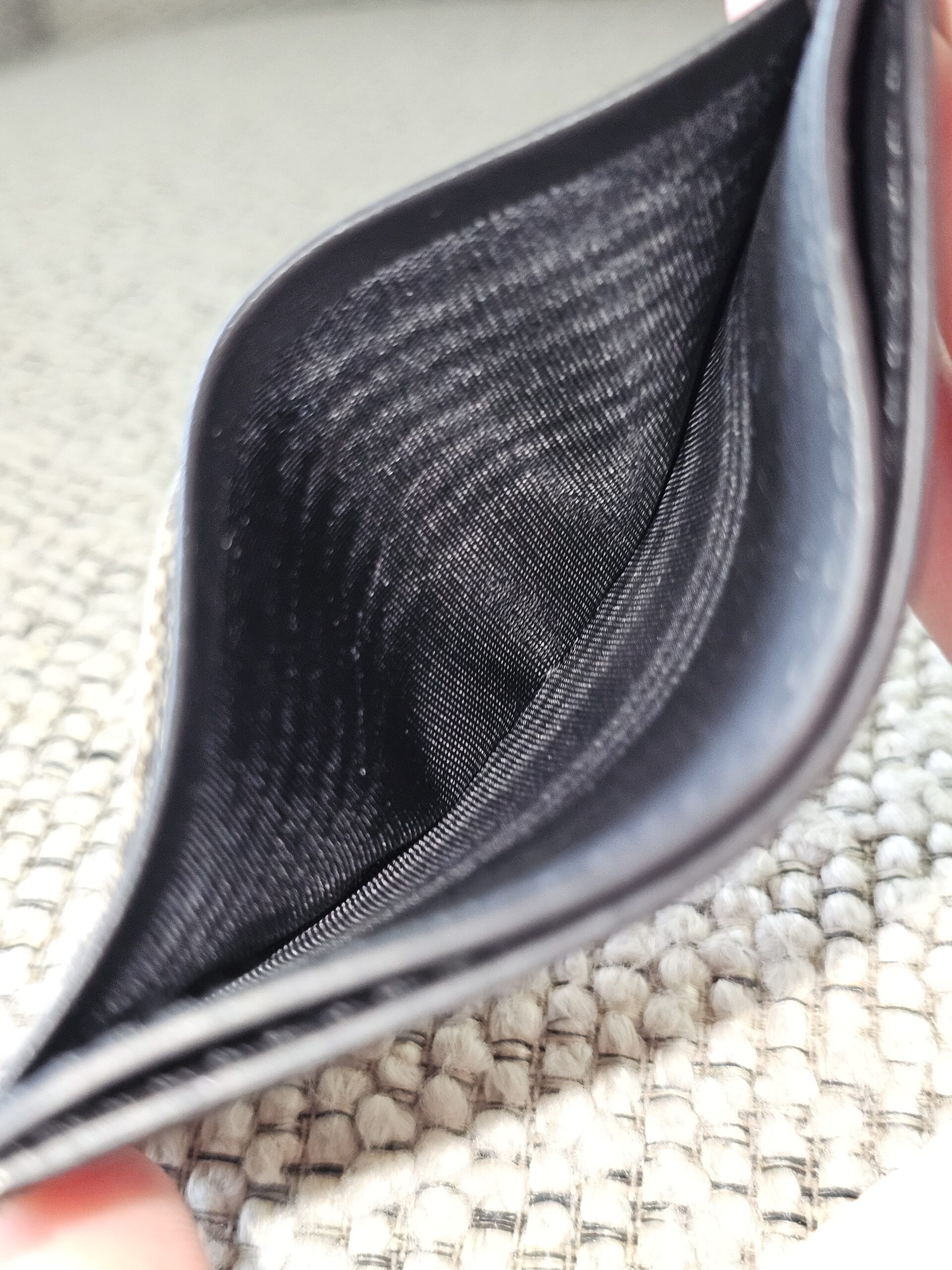 Center compartment of the Gucci Essence card holder held open